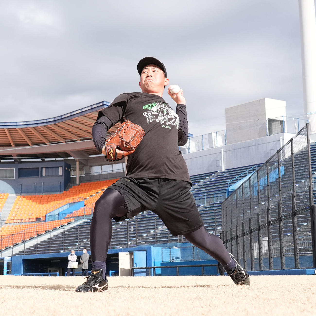 キャッチボールをする桐敷（撮影・森本幸一）