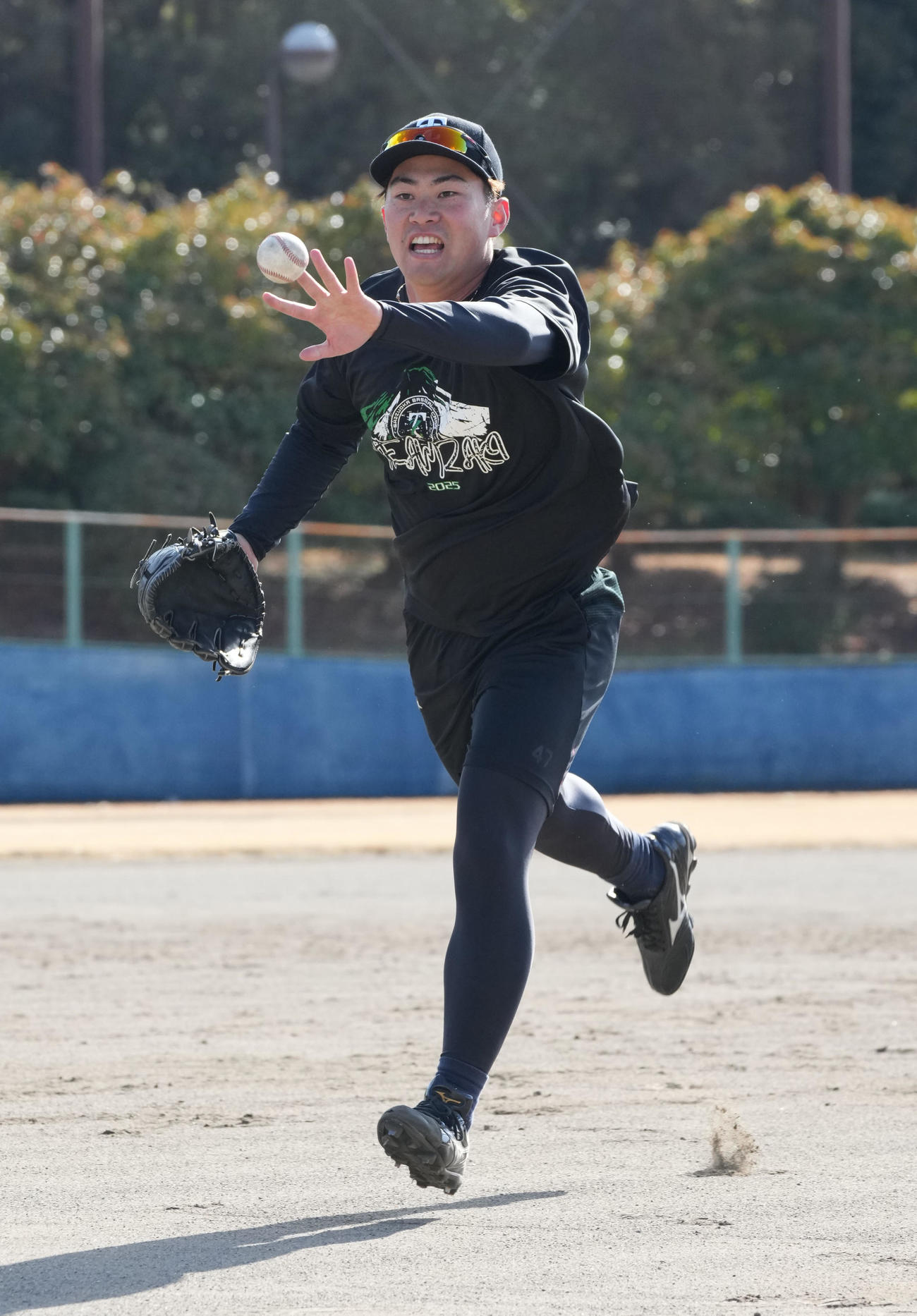 ノックを受ける桐敷（撮影・森本幸一）