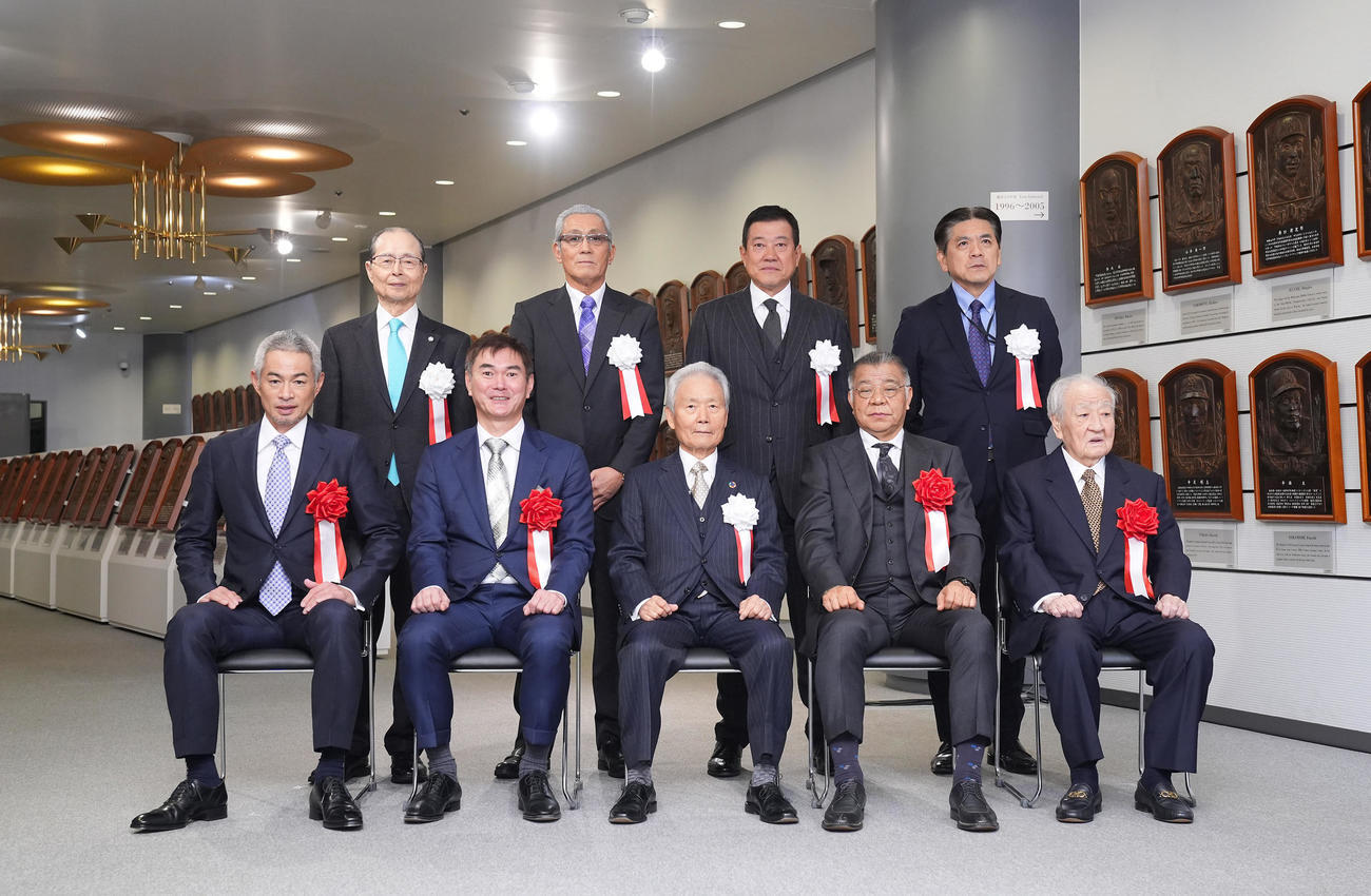 野球殿堂入り通知式で写真に納まる、前列左からイチロー氏、岩瀬氏、野球殿堂博物館理事長の榊原氏、掛布氏、富沢氏、後列左から王氏、森氏、原氏、友寄氏（撮影・垰建太）
