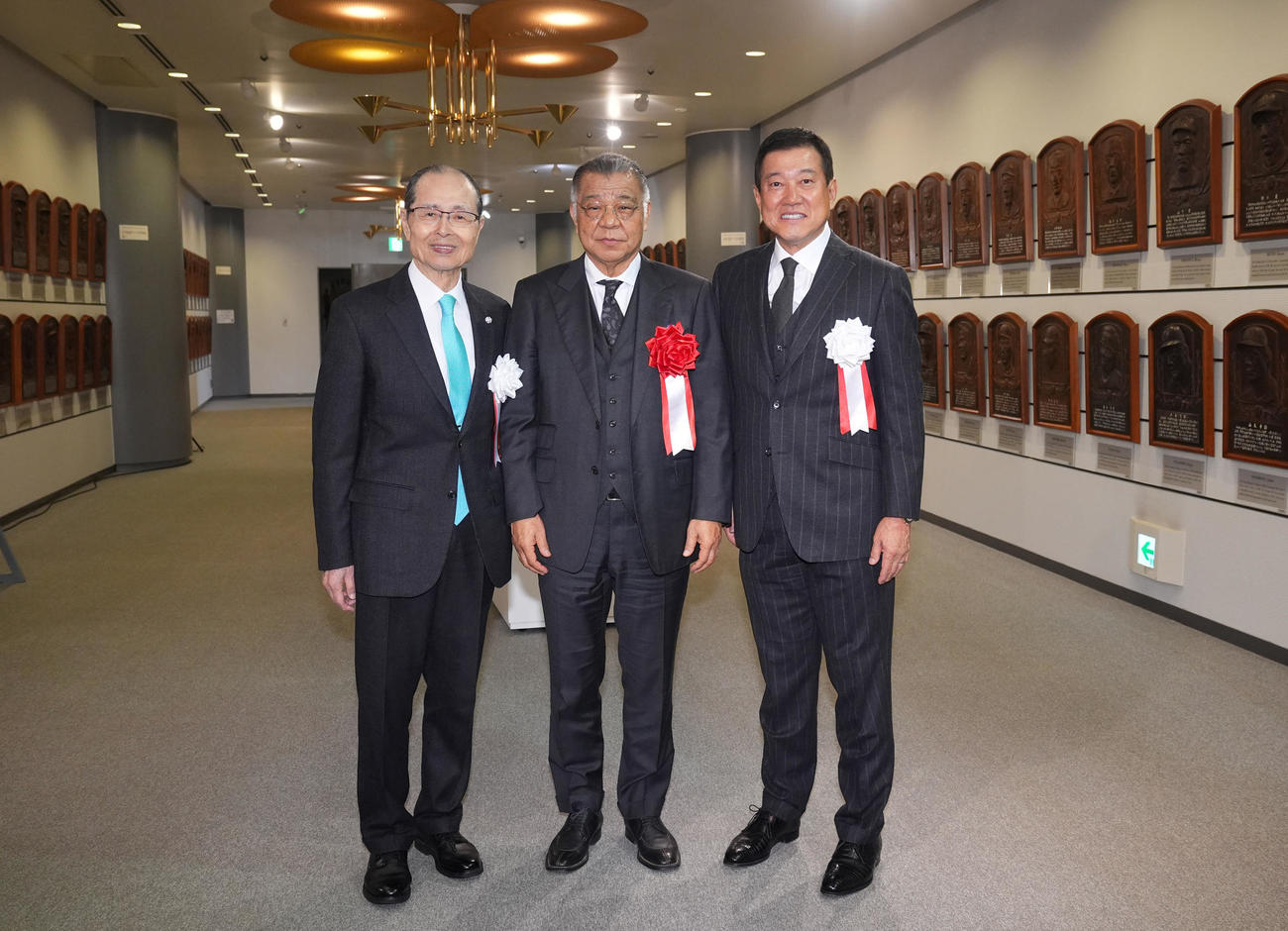 野球殿堂入り通知式を終え写真に納まる掛布氏（中央）。左は王氏。右は原氏（撮影・垰建太）
