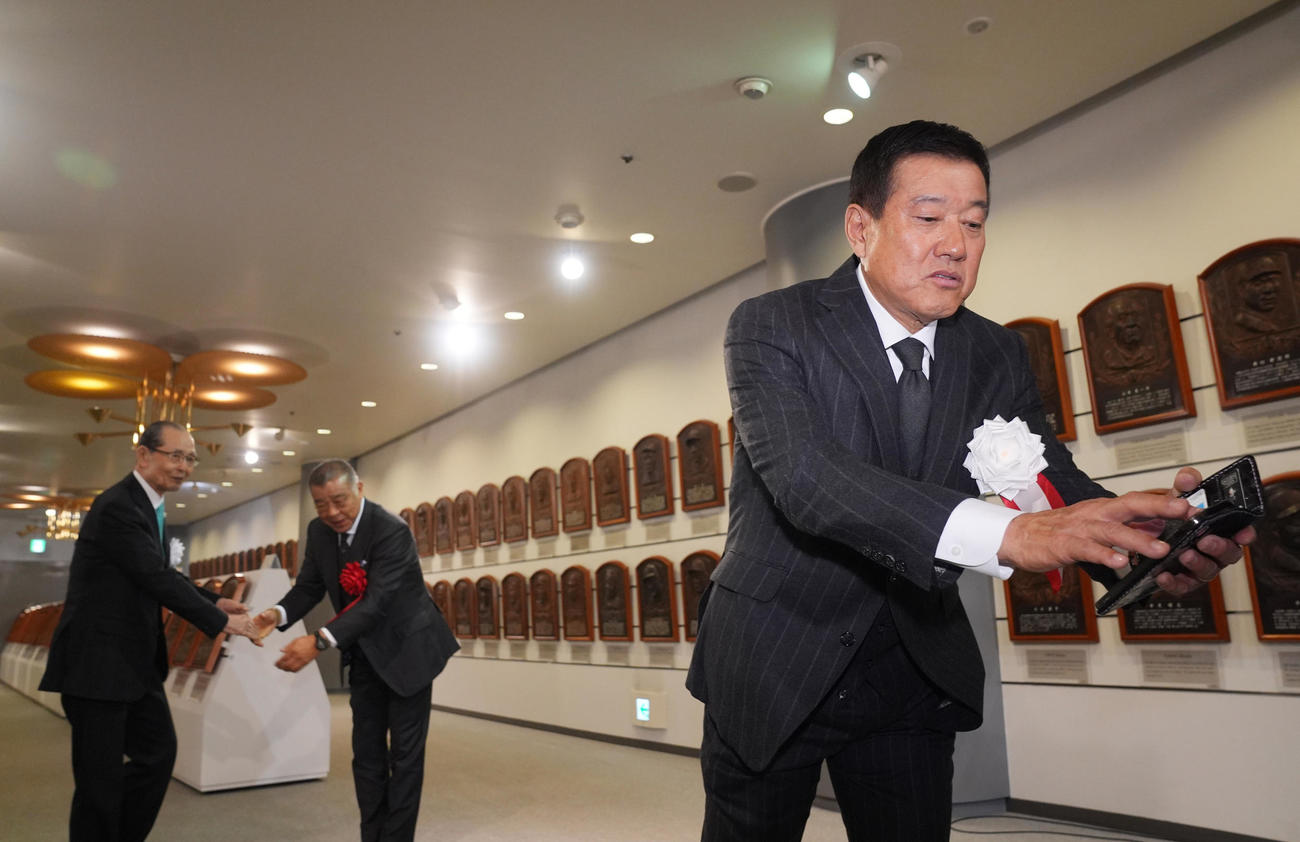 野球殿堂入り通知式を終え原氏（右）は自身のスマートフォンで掛布氏（後方右）、王氏との写真撮影をお願いする（撮影・垰建太）