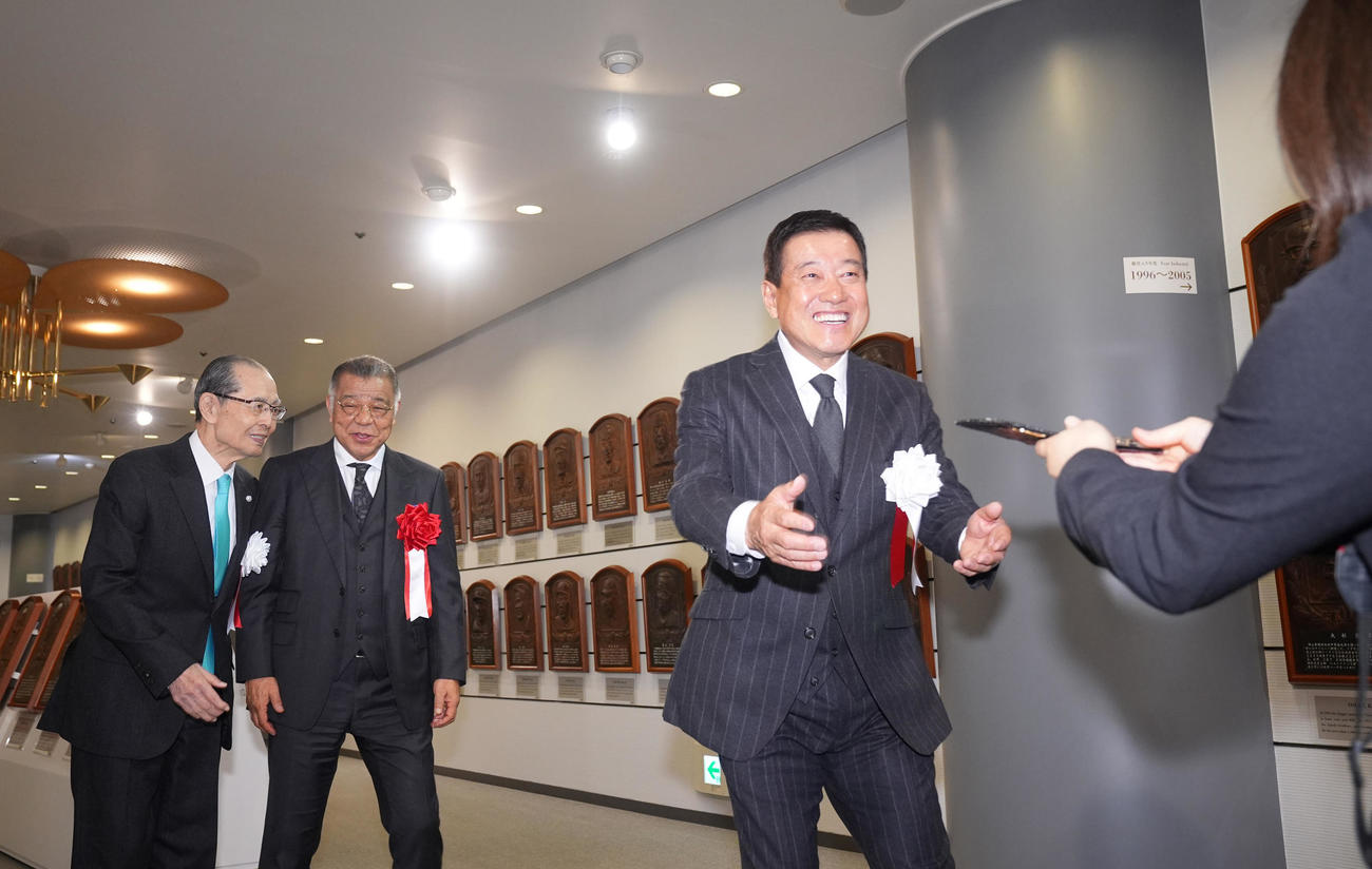 野球殿堂入り通知式で掛布氏（中央）は王氏（左）、原氏との写真撮影を終え笑顔を見せる（撮影・垰建太）