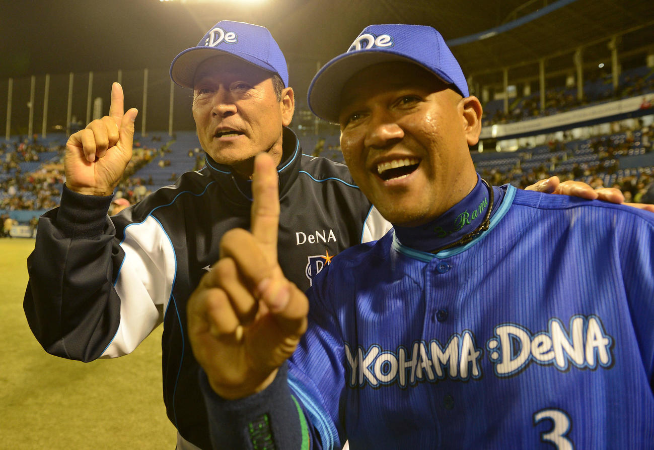 2000本安打まであと1本としたラミレス（右）は中畑監督とポーズを決める（2013年4月撮影）