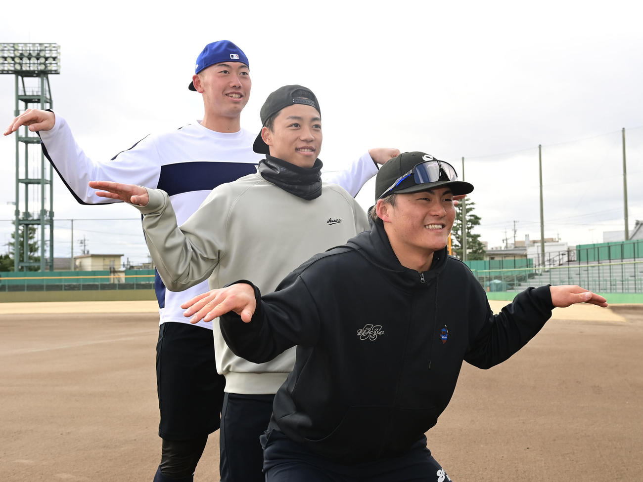 西武村田（奥）、中日岡林（中央）とともにかもめポーズを取る阪神前川（撮影・和賀正仁）