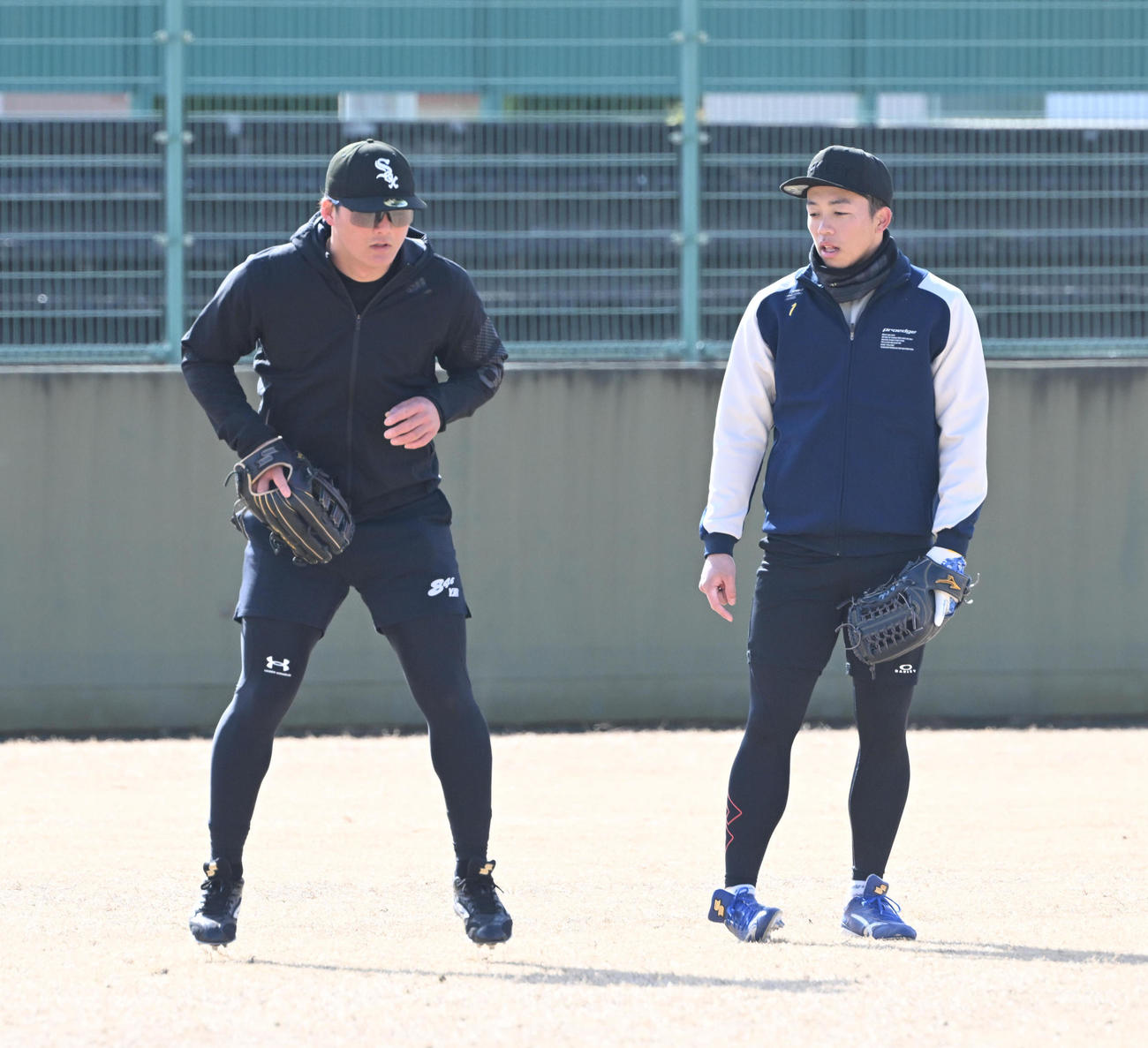 中日岡林（右）から守備のアドバイスを受ける阪神前川（撮影・和賀正仁）