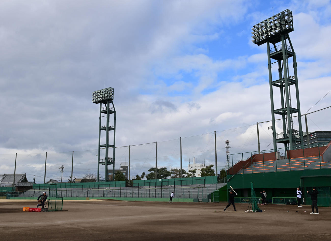 自主トレを公開しフリー打撃をする阪神前川（撮影・和賀正仁）