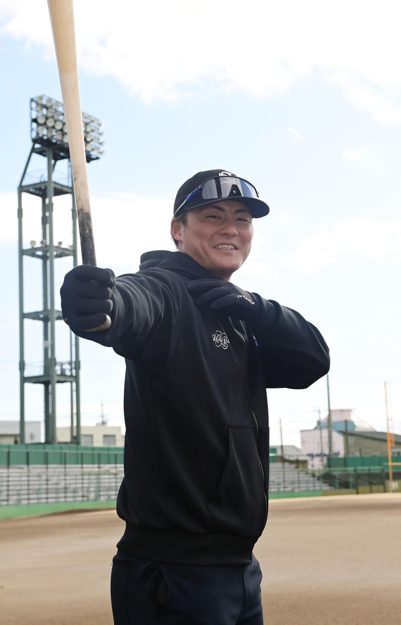 イチローポーズを披露する阪神前川（撮影・和賀正仁）
