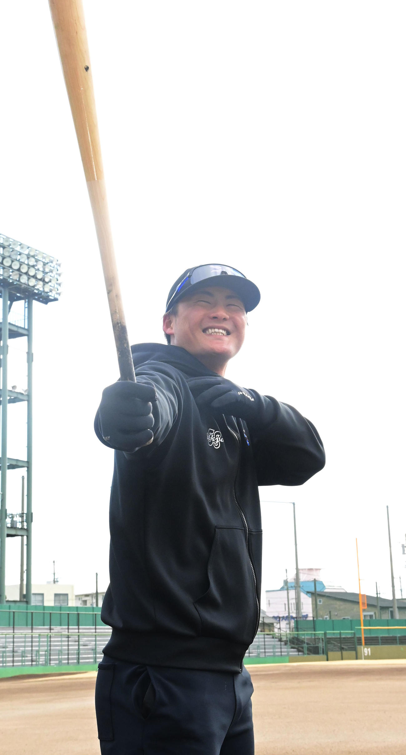 イチローポーズを披露する阪神前川（撮影・和賀正仁）