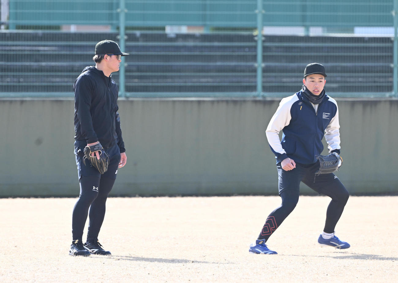 中日岡林（右）から守備のアドバイスを受ける阪神前川（撮影・和賀正仁）
