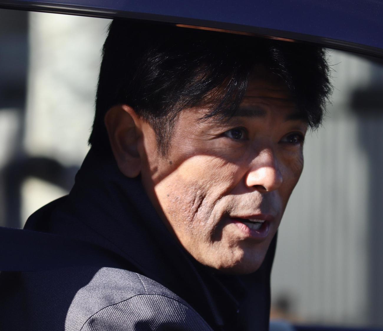 新人合同自主トレを視察した日本ハム稲葉2軍監督（撮影・黒須亮）