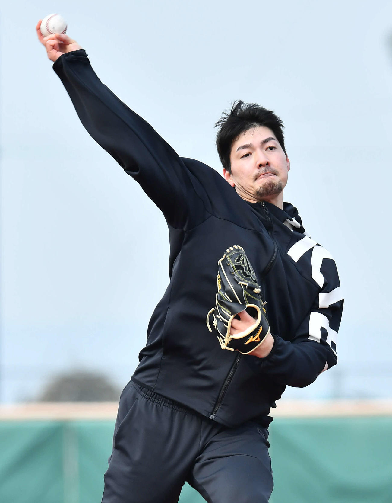 キャッチボールを行うソフトバンク有原（撮影・岩下翔太）