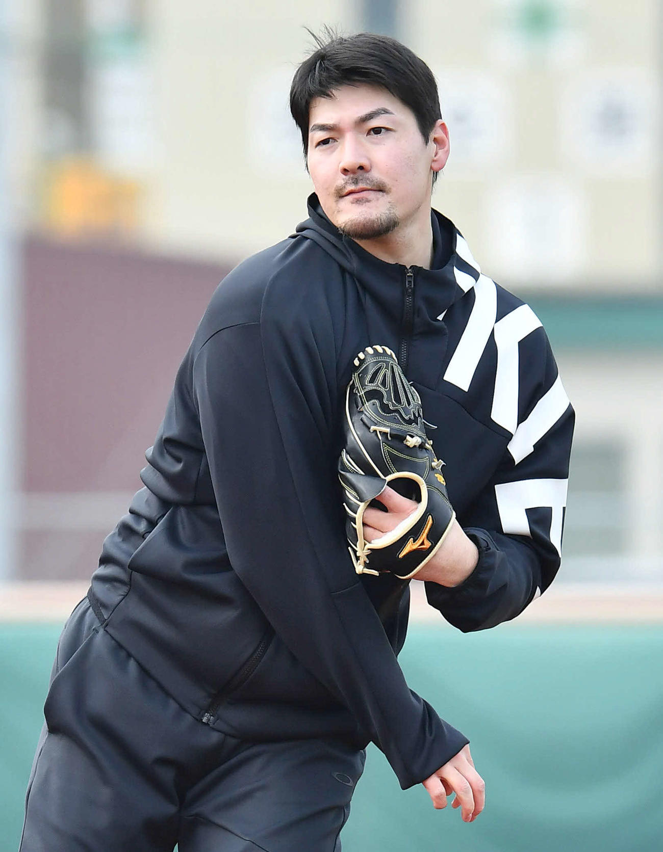 キャッチボールを行うソフトバンク有原（撮影・岩下翔太）