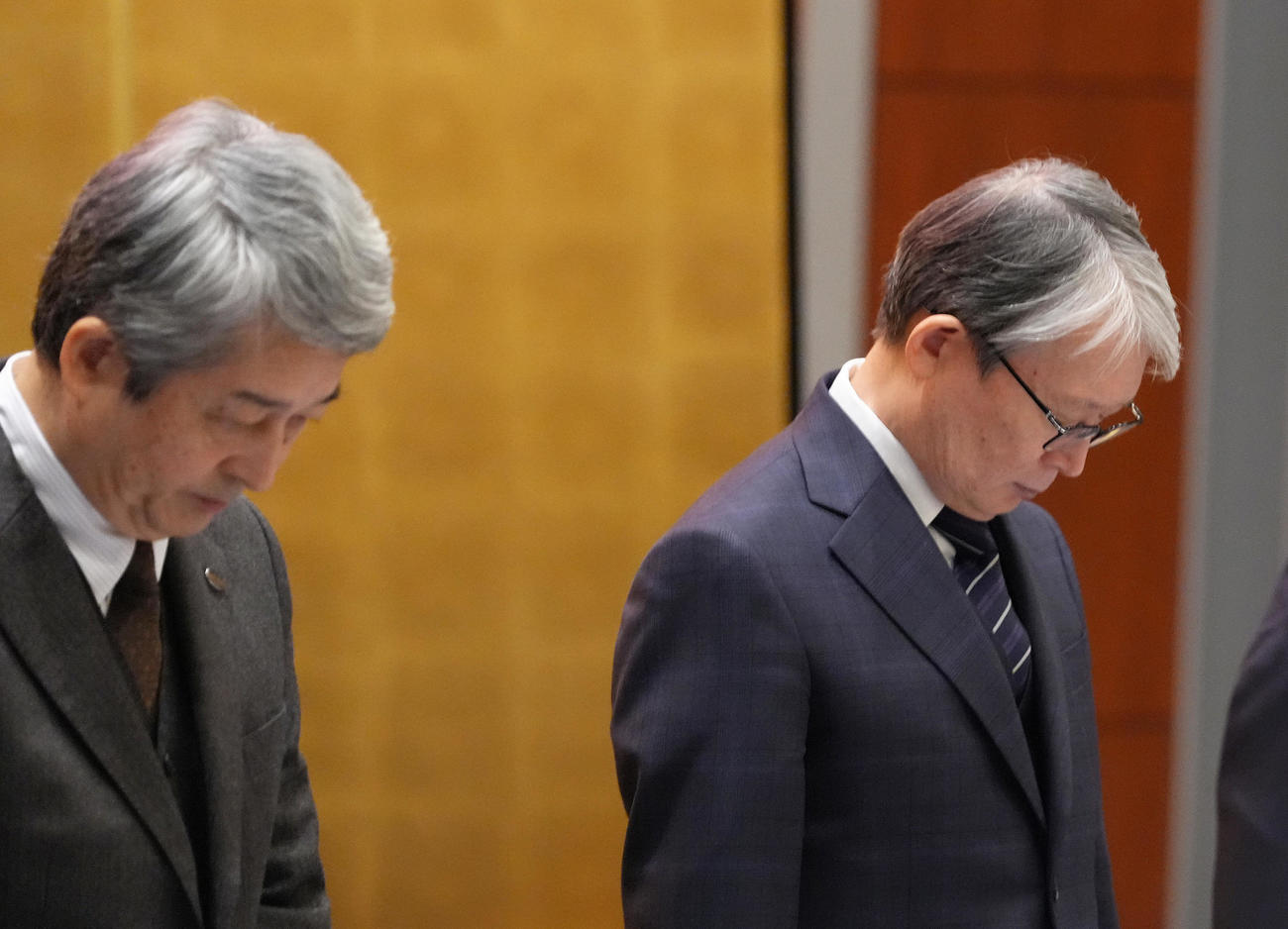 巨人スタッフ会議を前に故渡辺氏に黙とうする巨人山口オーナー（右）と国松代表取締役社長（撮影・足立雅史）