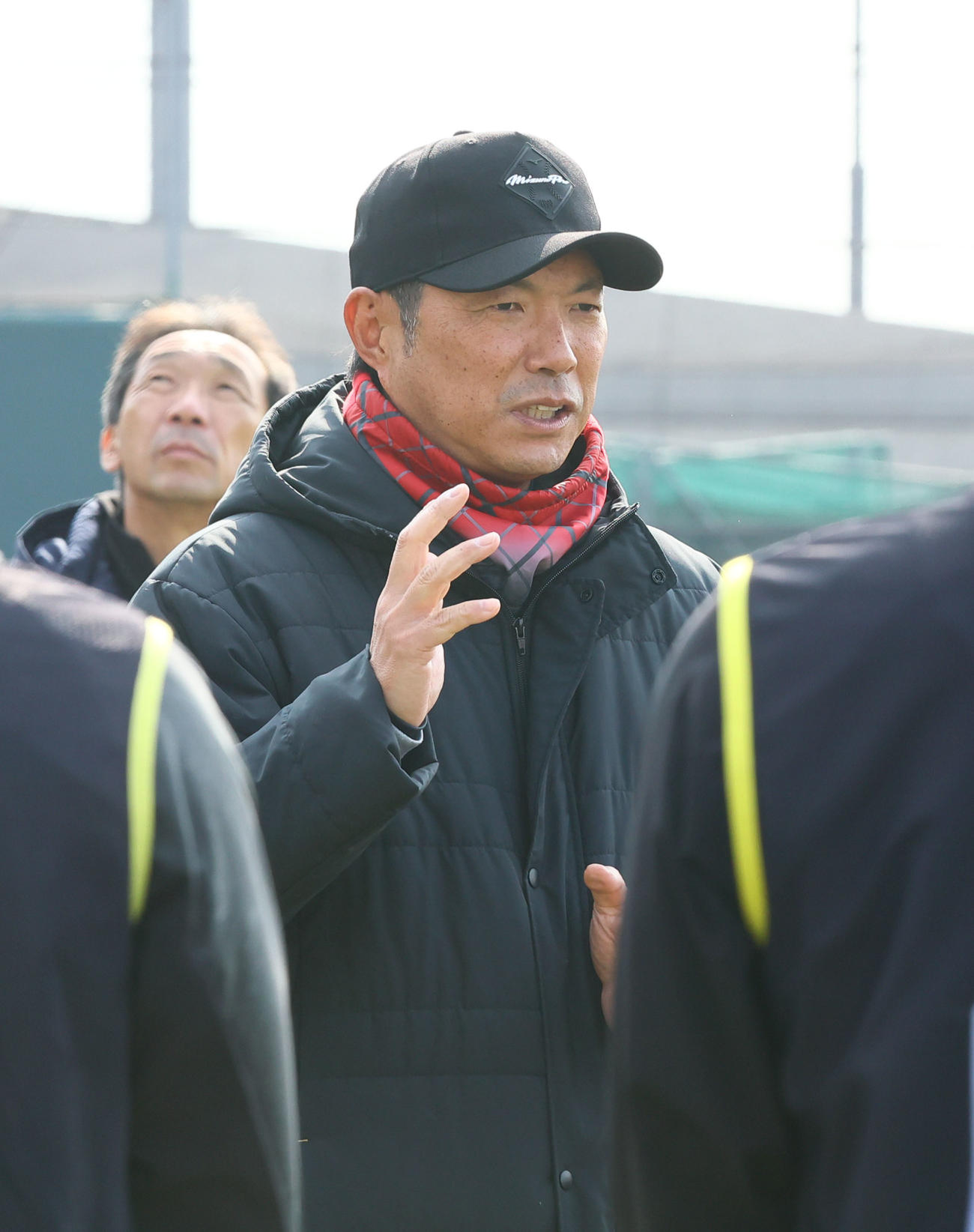 練習前、ルーキーたちに話をする小久保監督（撮影・梅根麻紀）