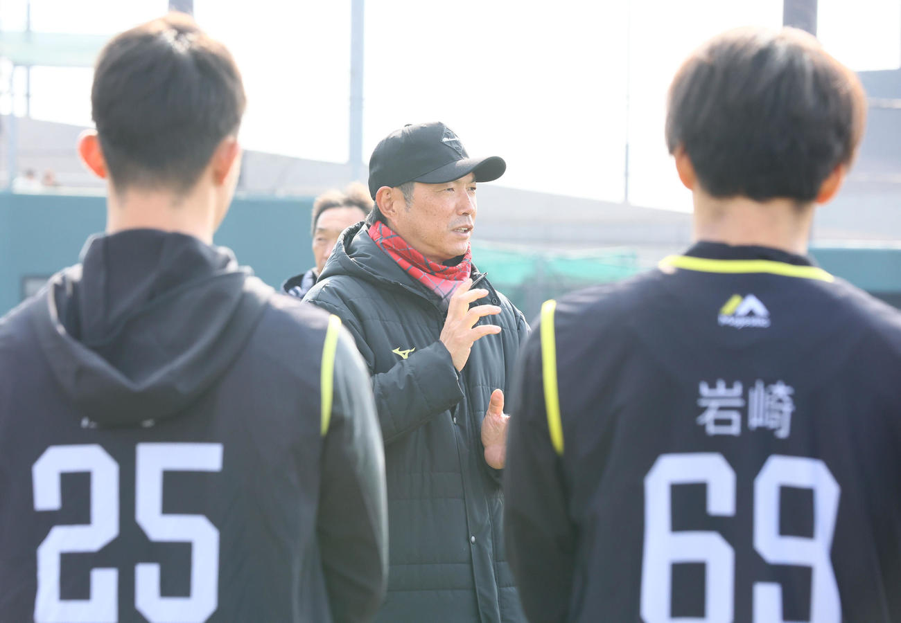 練習前、ルーキーたちに話をする小久保監督（撮影・梅根麻紀）