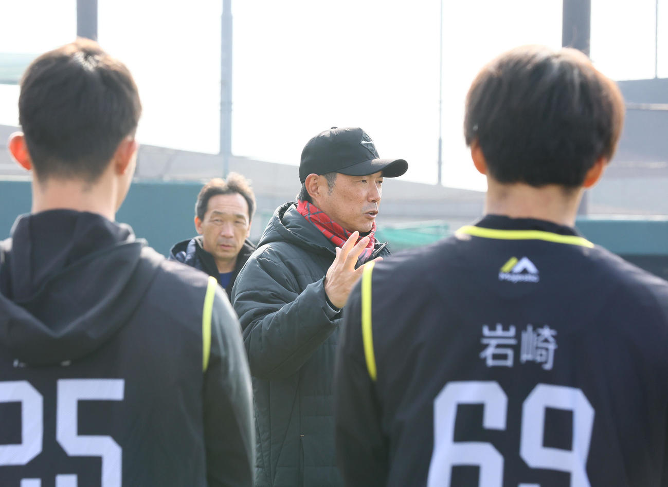 練習前、ルーキーたちに話をする小久保監督（撮影・梅根麻紀）