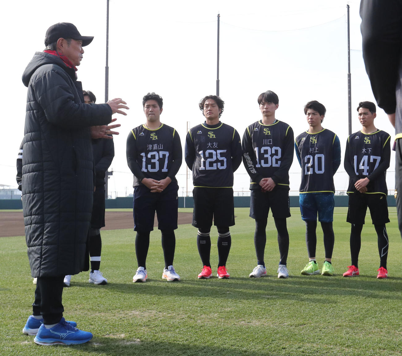 練習前、ルーキーたちに話をする小久保監督（撮影・梅根麻紀）