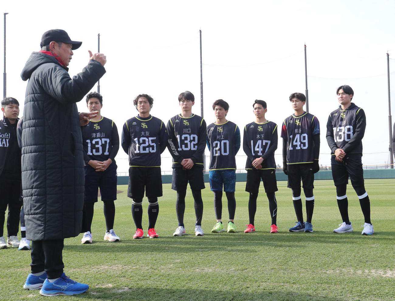 練習前、ルーキーたちに話をする小久保監督（撮影・梅根麻紀）