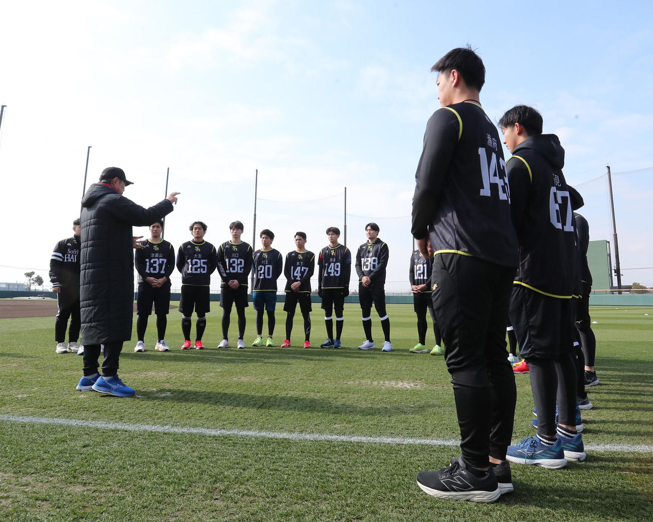 練習前、ルーキーたちに話をする小久保監督（撮影・梅根麻紀）
