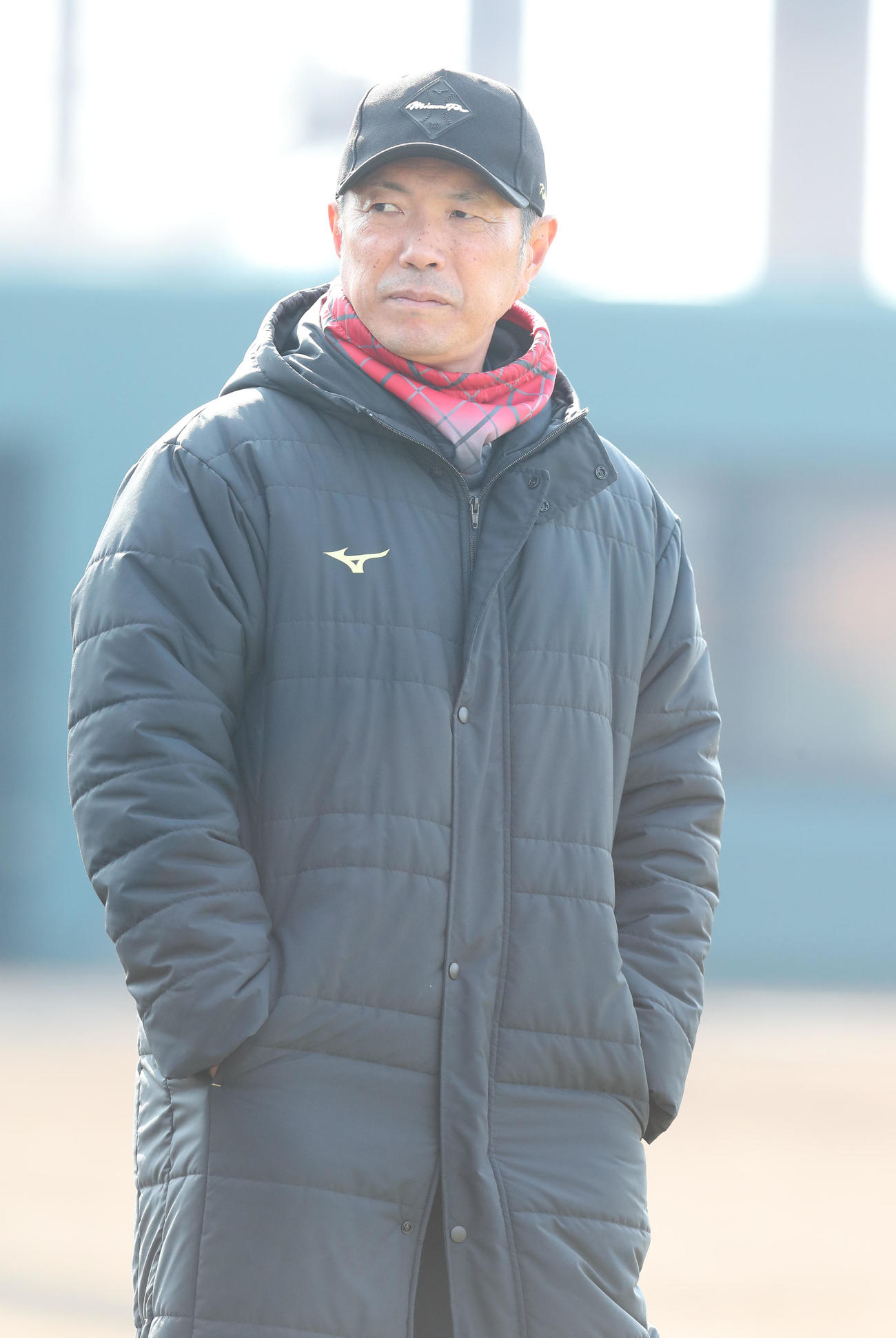 ルーキーたちを視察する小久保監督（撮影・梅根麻紀）
