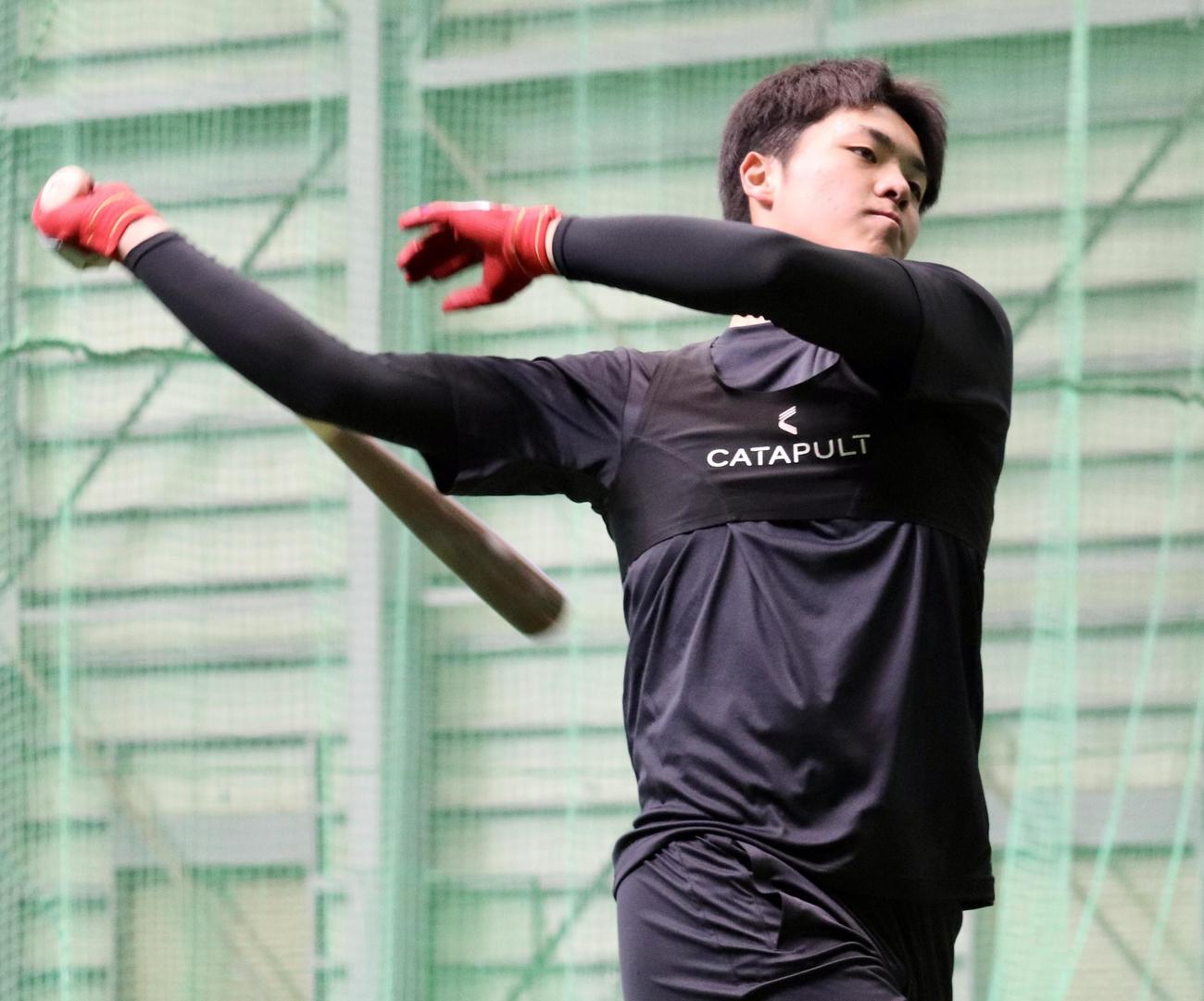 ティー打撃を行うドラフト1位の柴田（撮影・黒須亮）