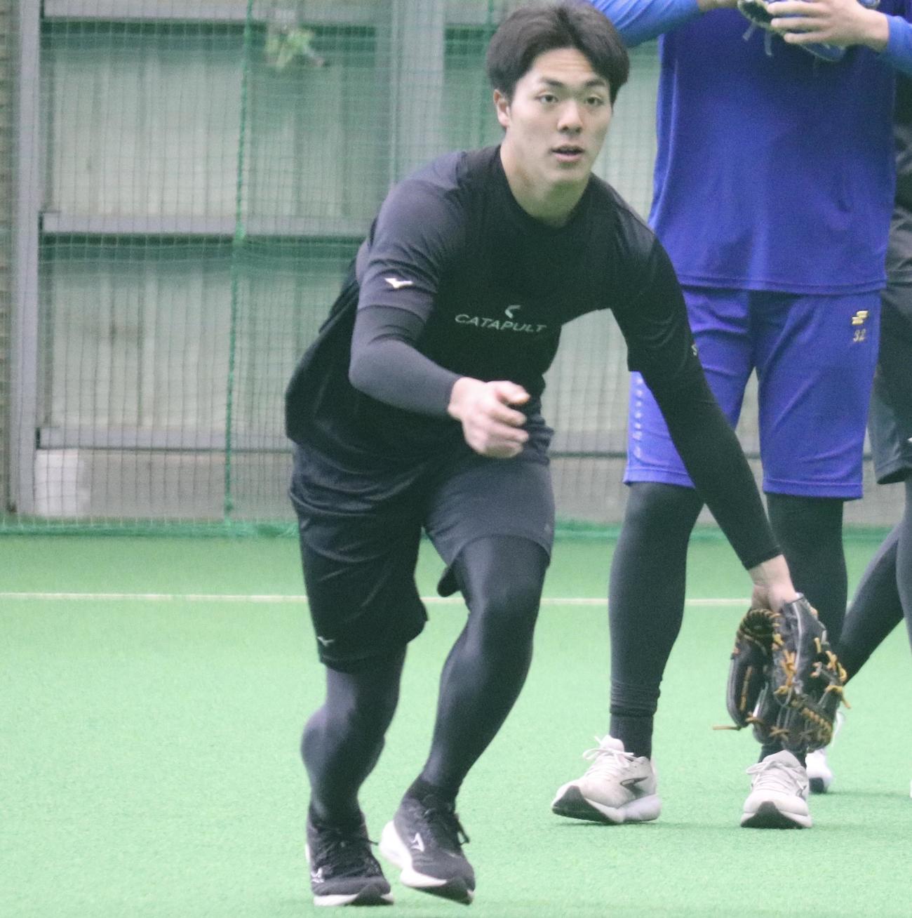 内野手用のグラブでノックを受けるドラフト1位の柴田（撮影・黒須亮）