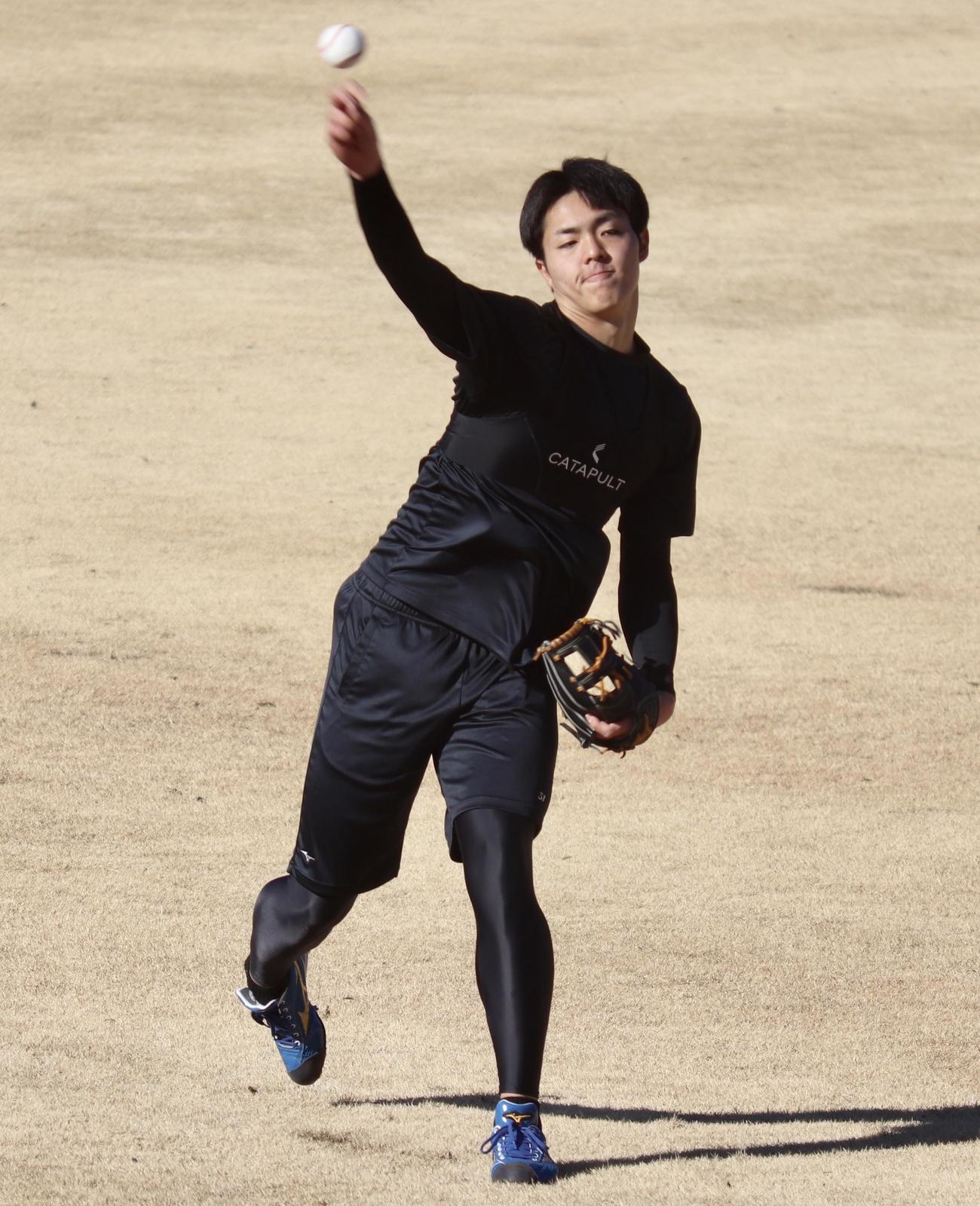 キャッチボールを行うドラフト1位の柴田（撮影・黒須亮）