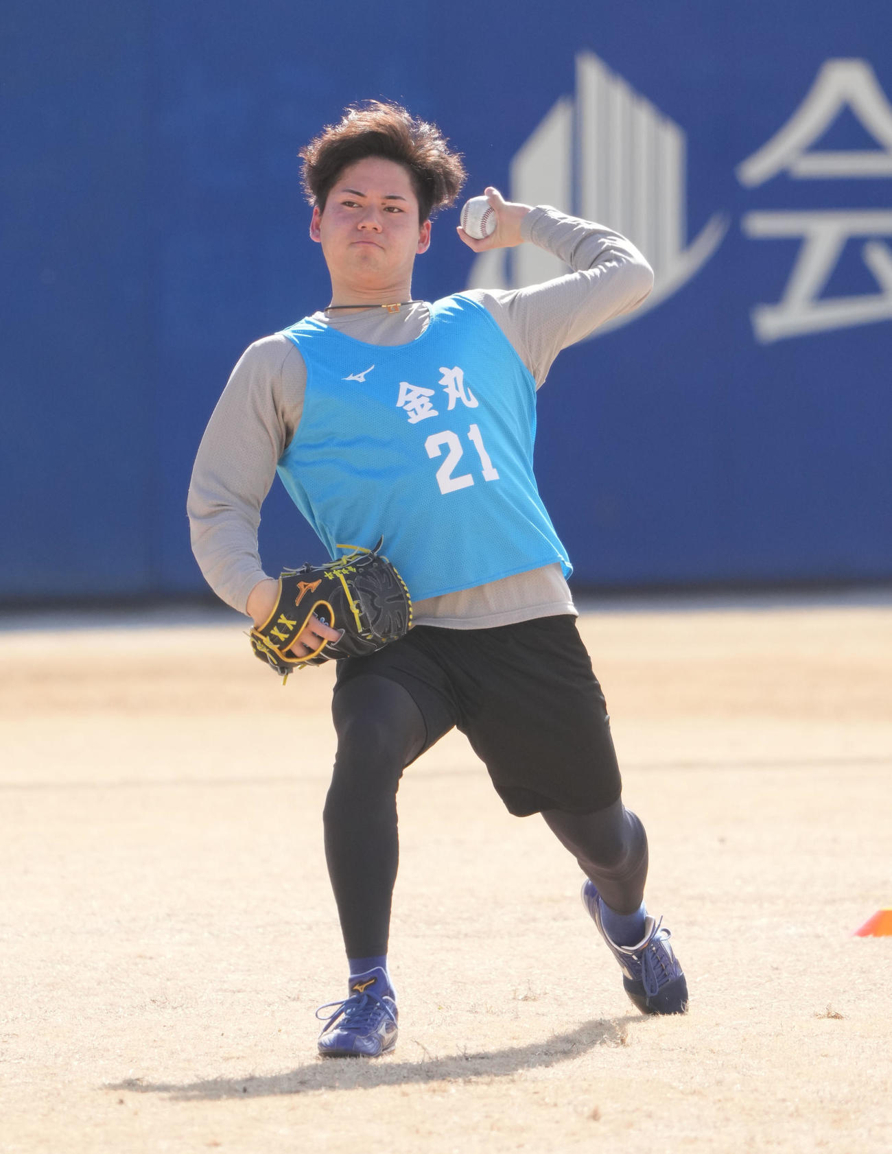 キャッチボールをする金丸（撮影・森本幸一）