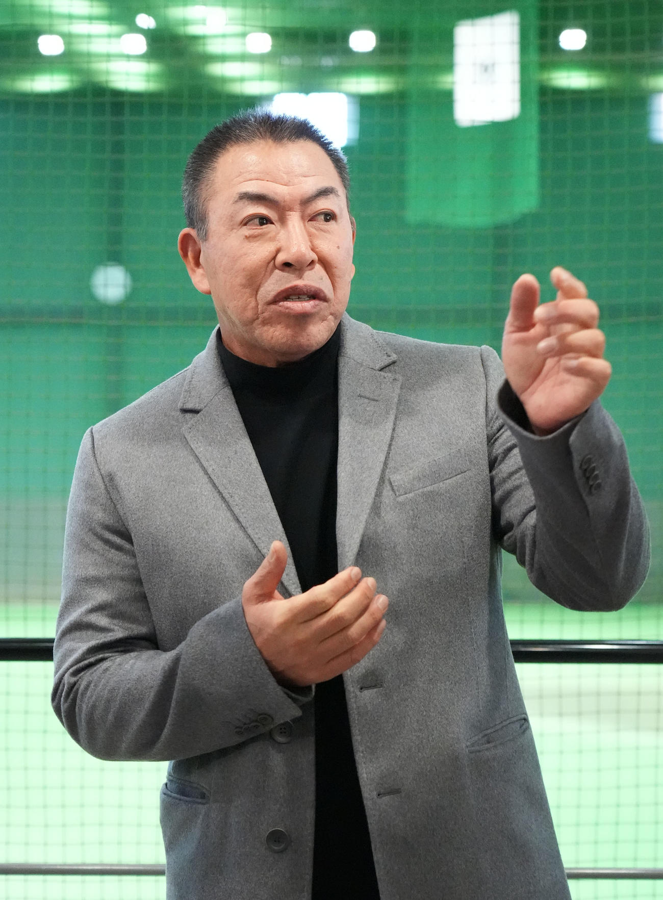 スタッフ会議を終え取材に応じる井上監督（撮影・森本幸一）