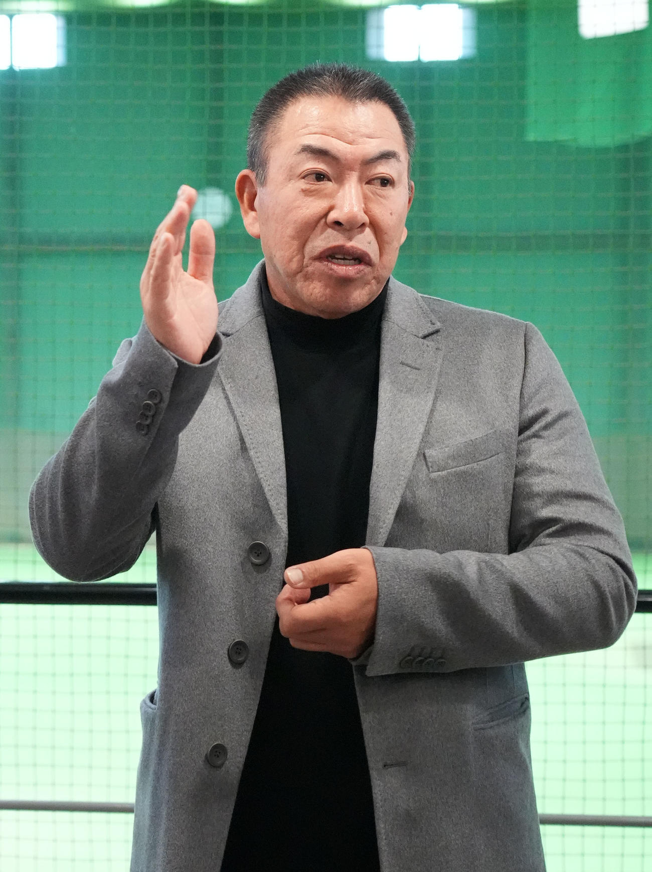 スタッフ会議を終え取材に応じる井上監督（撮影・森本幸一）