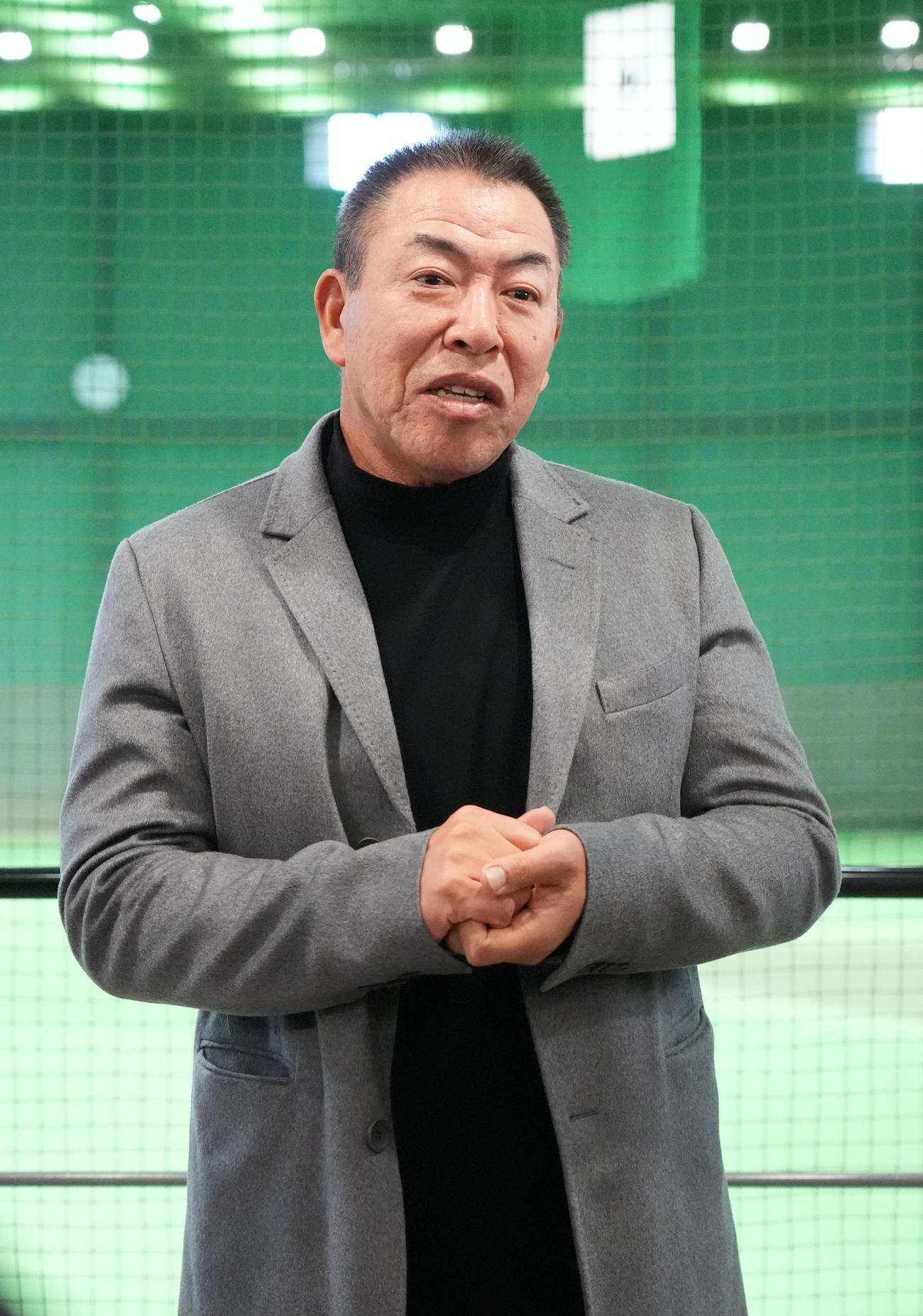 スタッフ会議を終え取材に応じる井上監督（撮影・森本幸一）