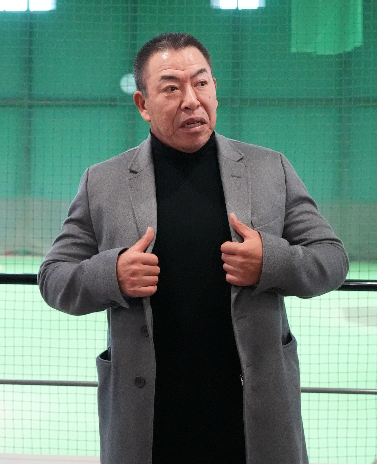 スタッフ会議を終え取材に応じる井上監督（撮影・森本幸一）