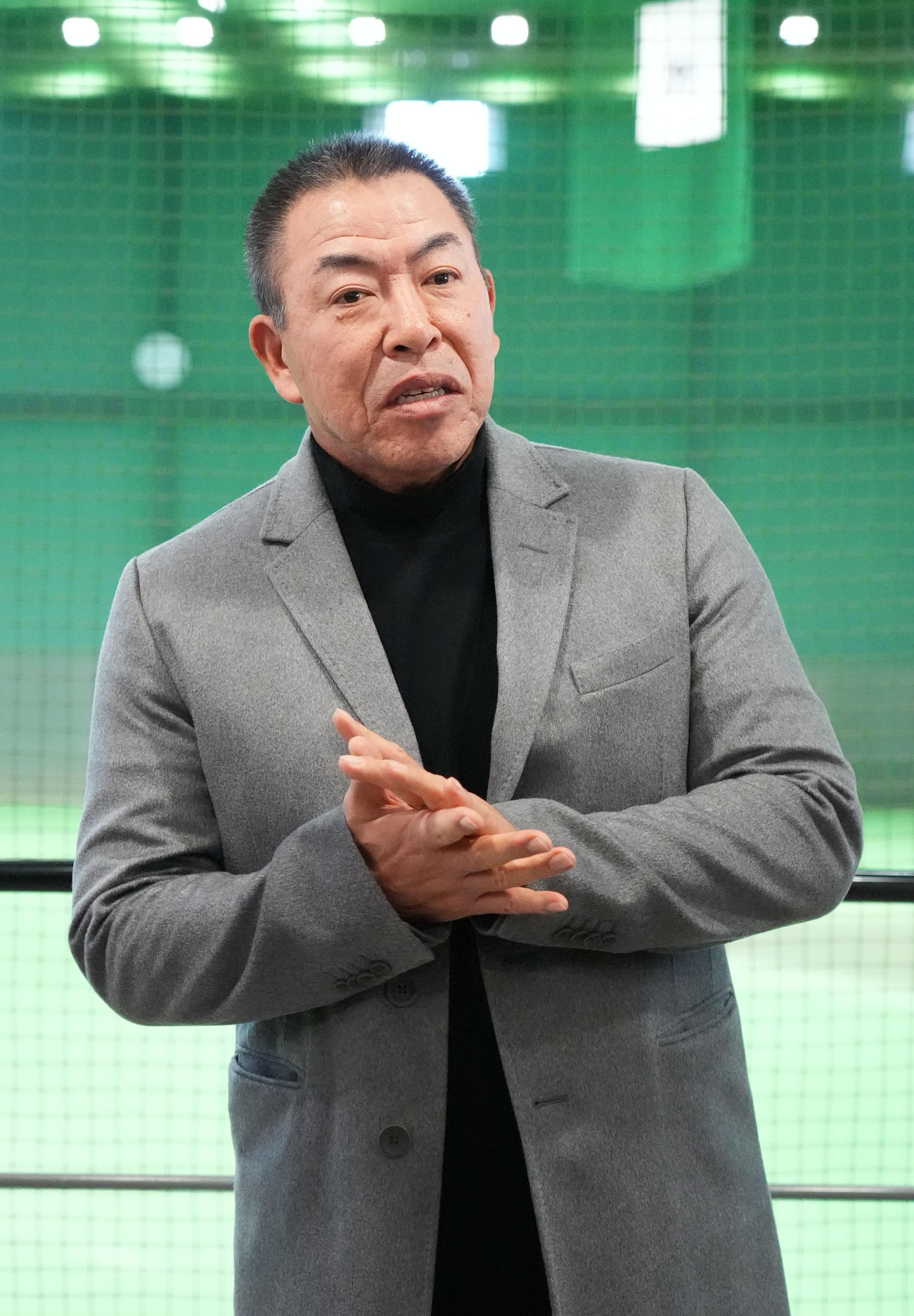 スタッフ会議を終え取材に応じる井上監督（撮影・森本幸一）