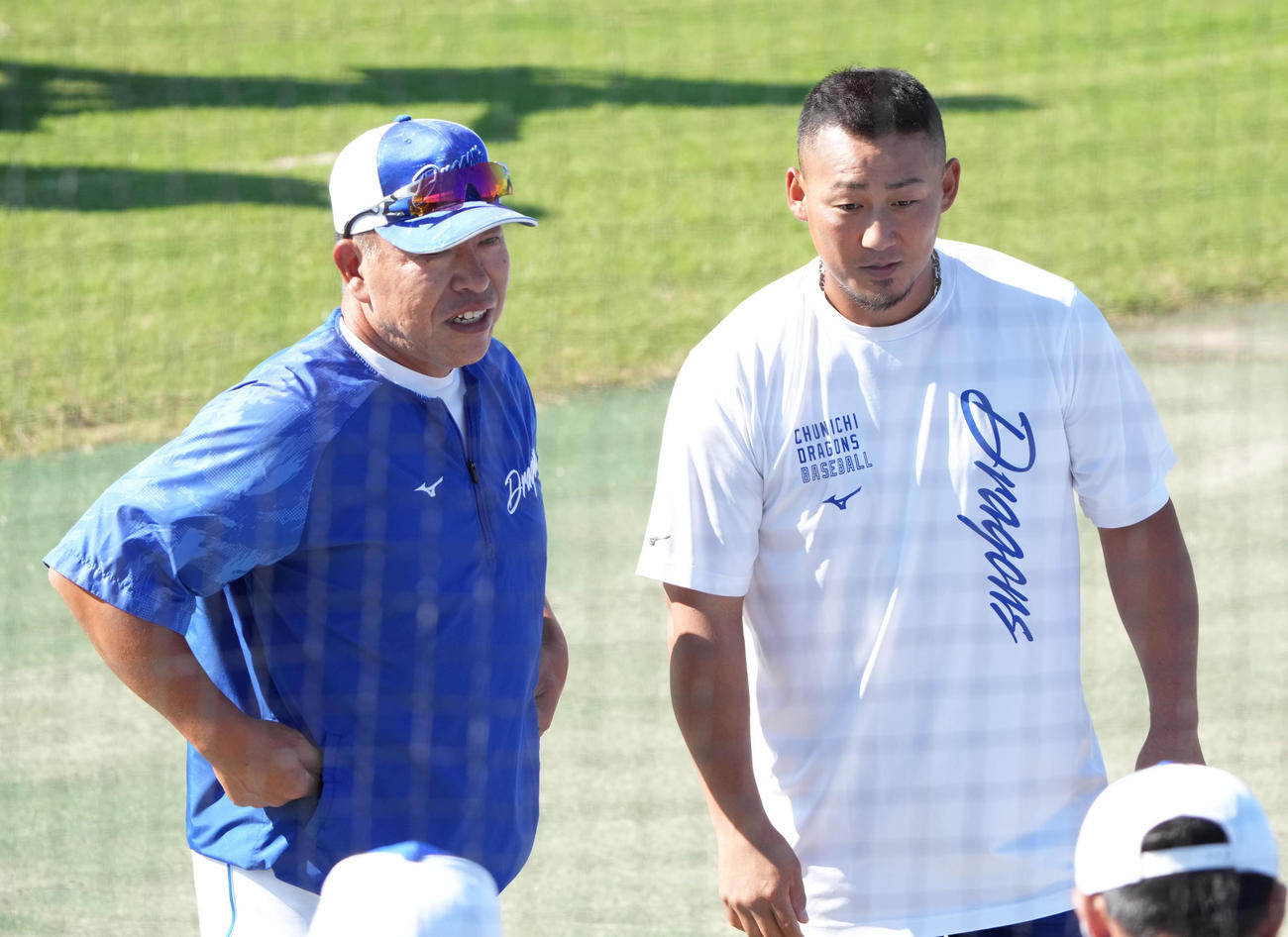 中田翔に話をする井上一樹監督（左）（2024年撮影）