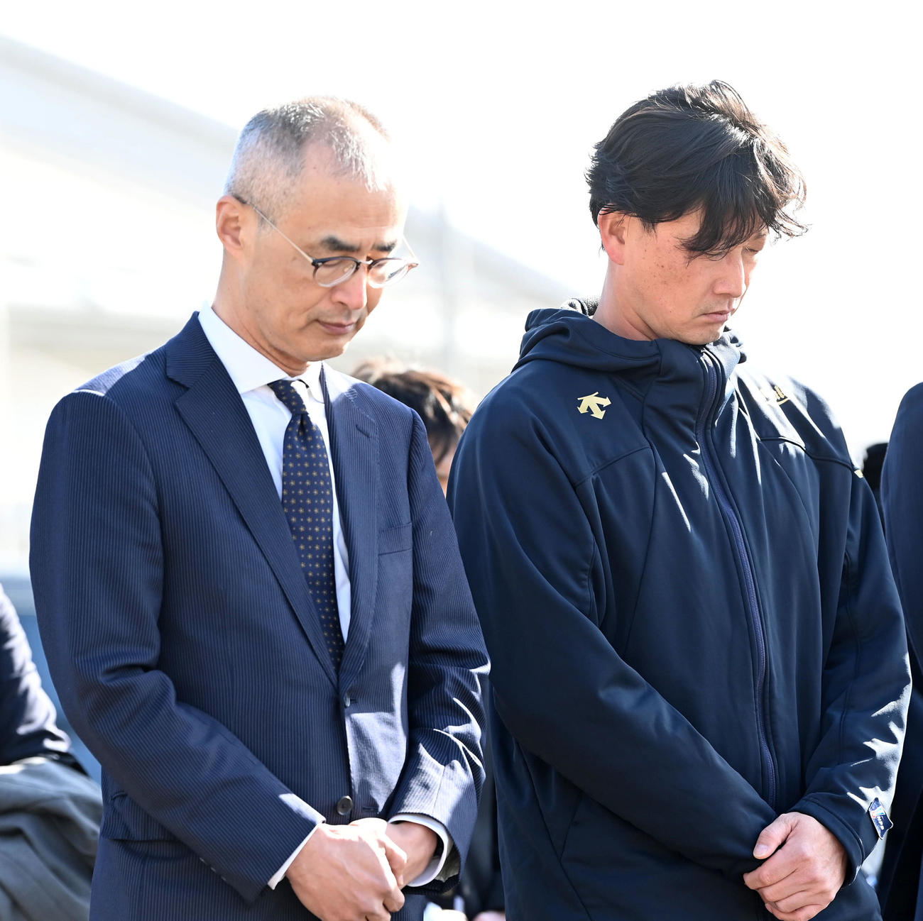 阪神・淡路大震災の犠牲者に黙とうをささげるオリックス湊球団社長（左）と岸田監督（撮影・前岡正明）