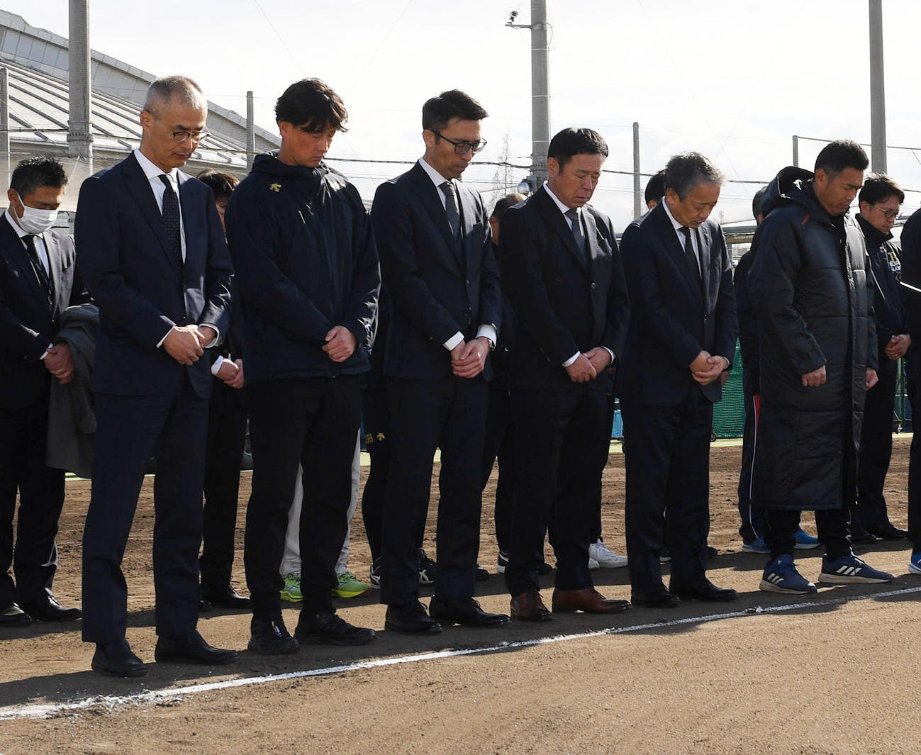 阪神・淡路大震災の犠牲者に黙とうをささげる、左からオリックス湊球団社長、岸田監督らオリックス首脳陣、球団関係者（撮影・前岡正明）