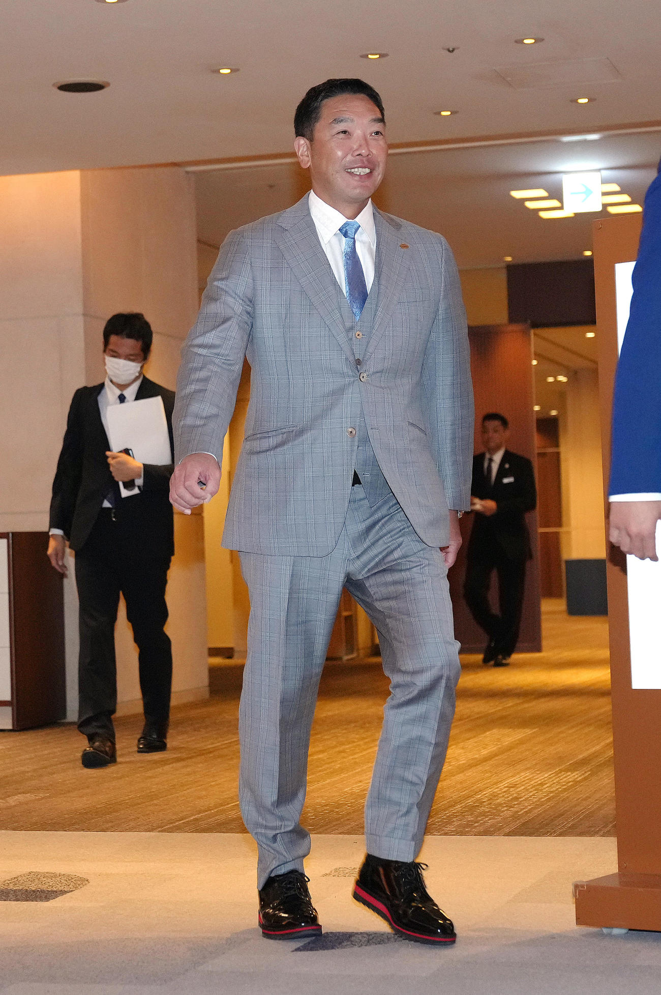 巨人スタッフ会議を終え、笑顔を見せる阿部監督（撮影・足立雅史）