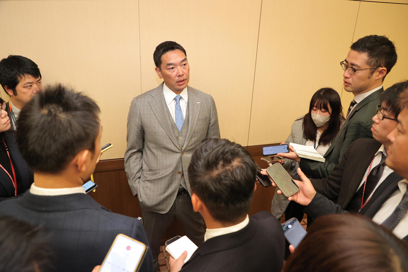 巨人スタッフ会議を終え、取材に応じる阿部監督