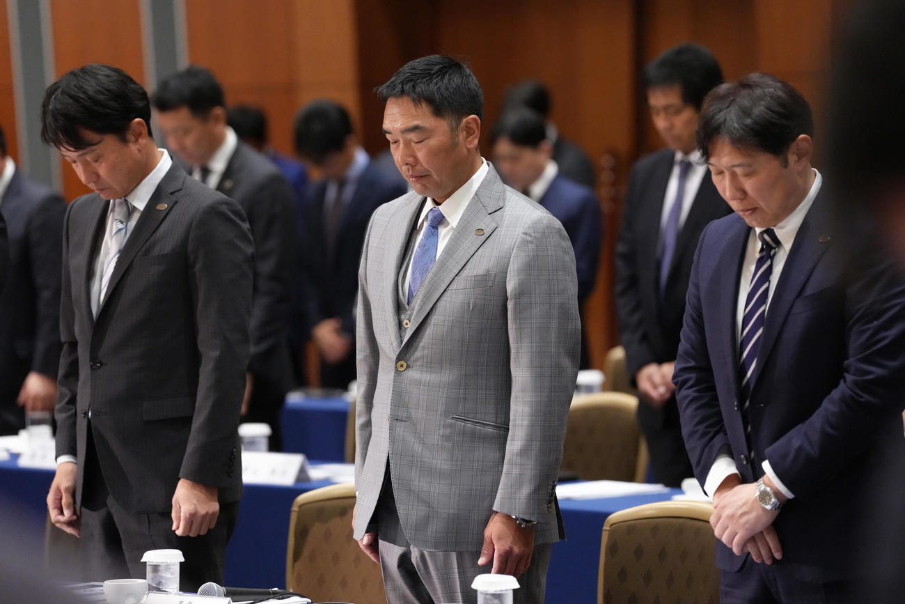 巨人スタッフ会議を前に故渡辺氏に黙とうする阿部監督（中央）ら。左は二岡コーチ、右は村田コーチ（撮影・足立雅史）