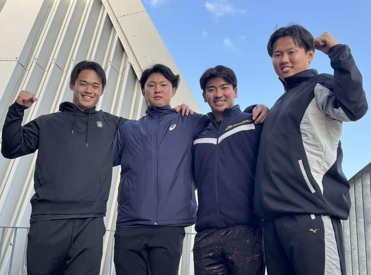 沖縄・宜野湾市のA班キャンプ参加が決まったDeNAのルーキー4人衆。左からドラフト3位・加藤、同1位・竹田、同2位・篠木、同4位・若松（撮影・小早川宗一郎）