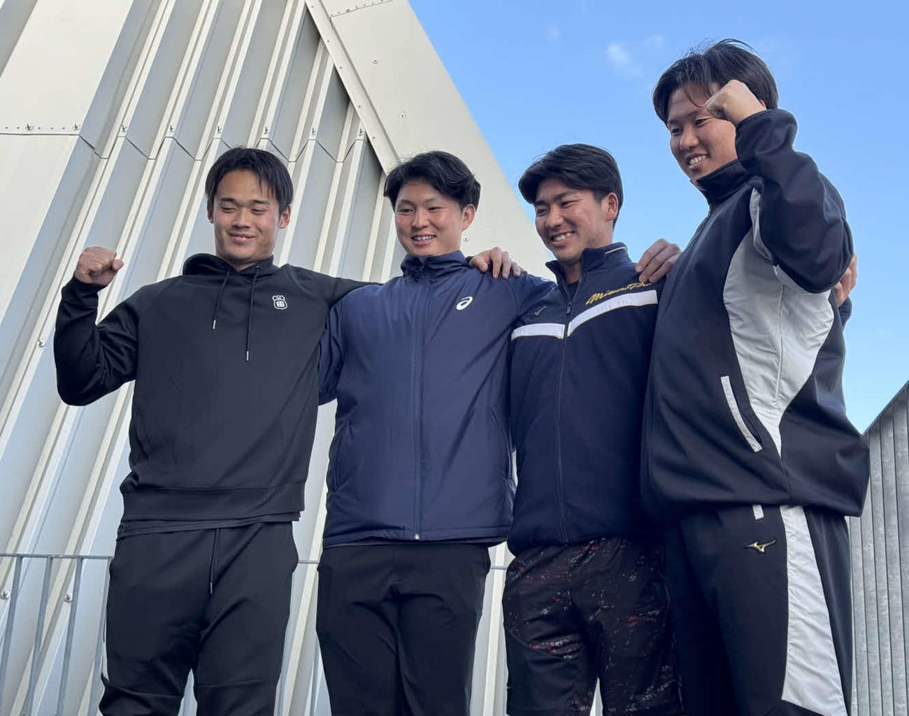 沖縄・宜野湾市のA班キャンプ参加が決まったDeNAのルーキー4人衆。左からドラフト3位・加藤、同1位・竹田、同2位・篠木、同4位・若松（撮影・小早川宗一郎）
