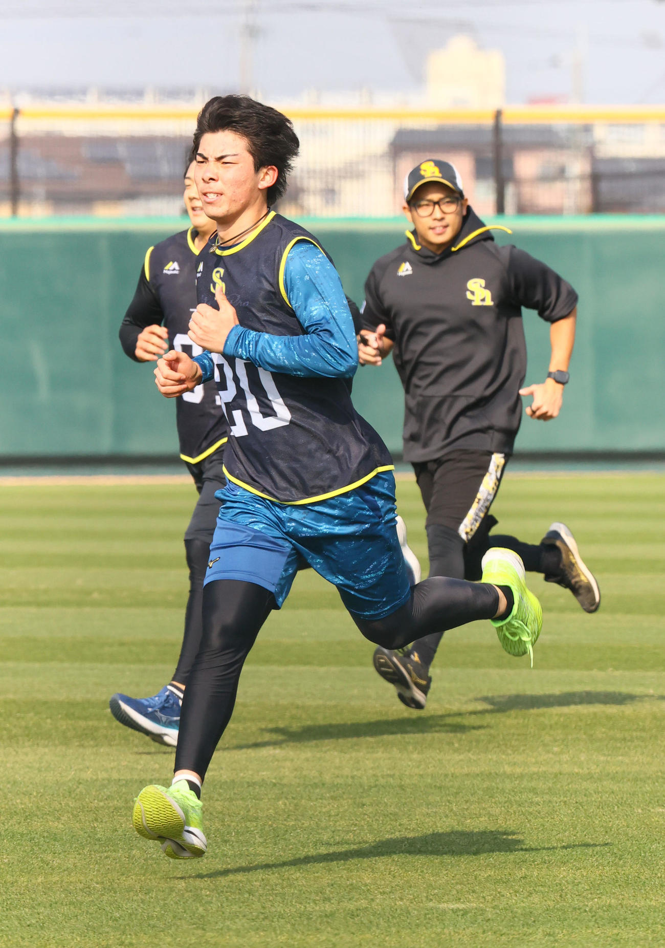 インターバル走で汗を流す村上（撮影・梅根麻紀）