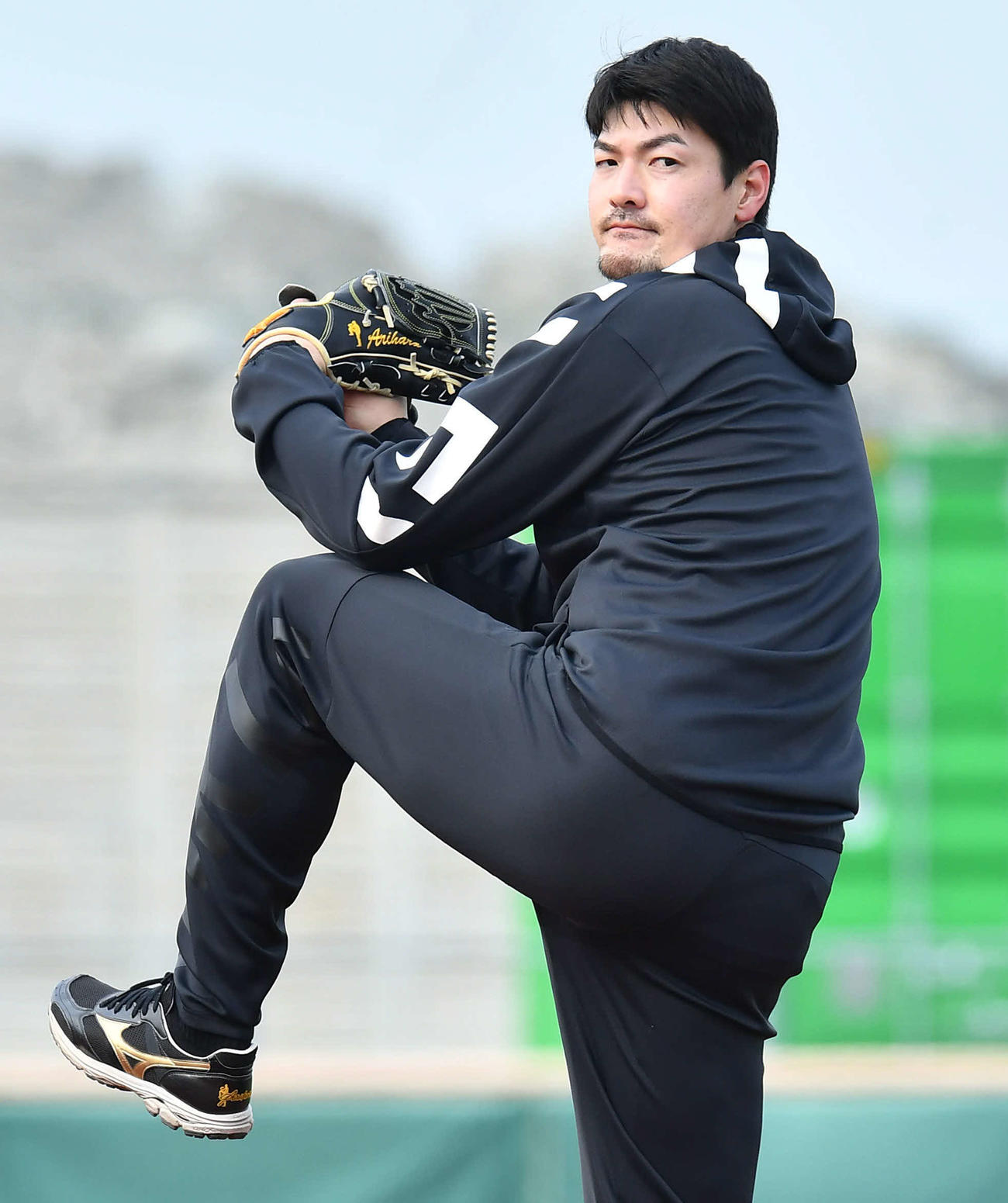 キャッチボールを行うソフトバンク有原（撮影・岩下翔太）