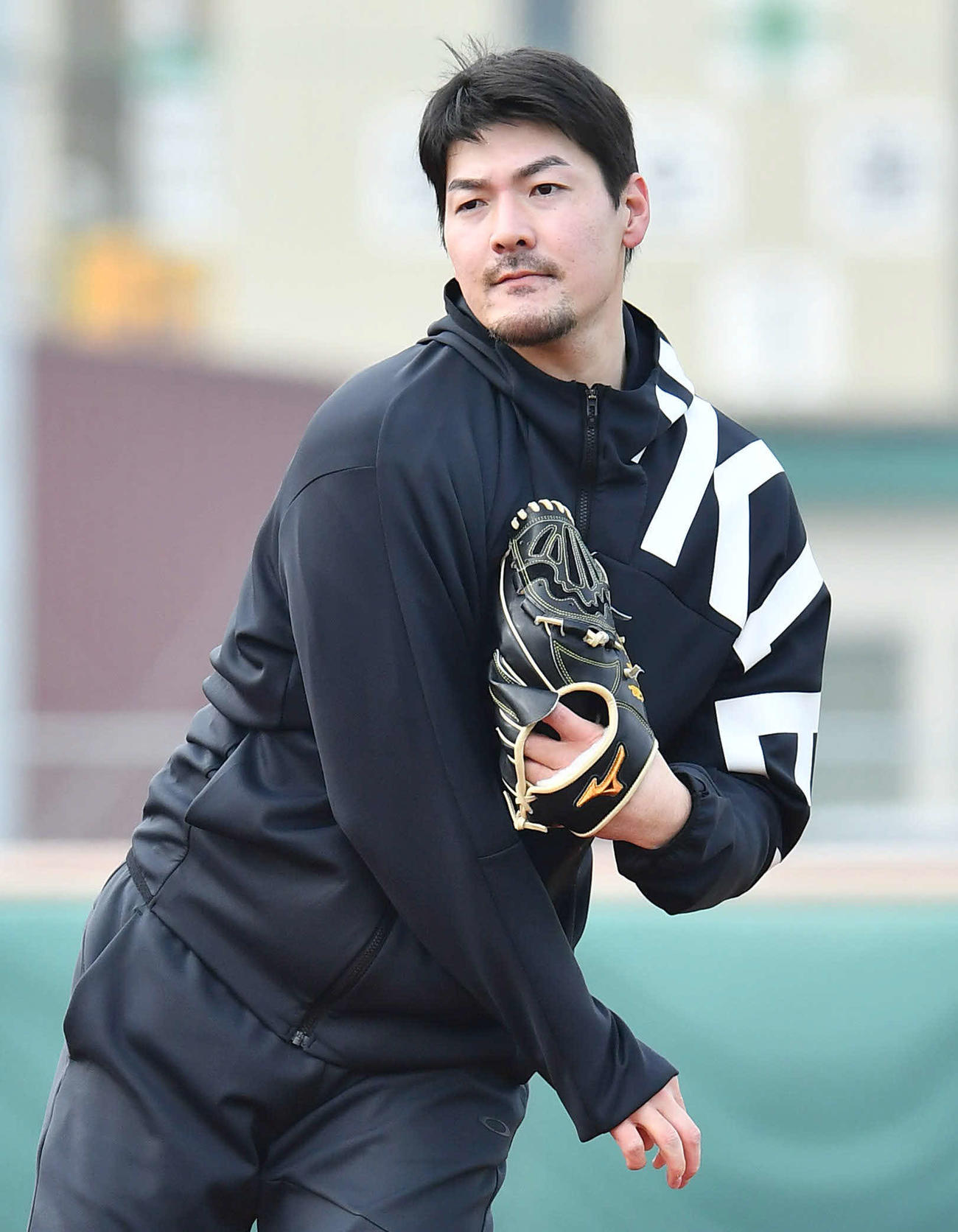 キャッチボールを行うソフトバンク有原（撮影・岩下翔太）