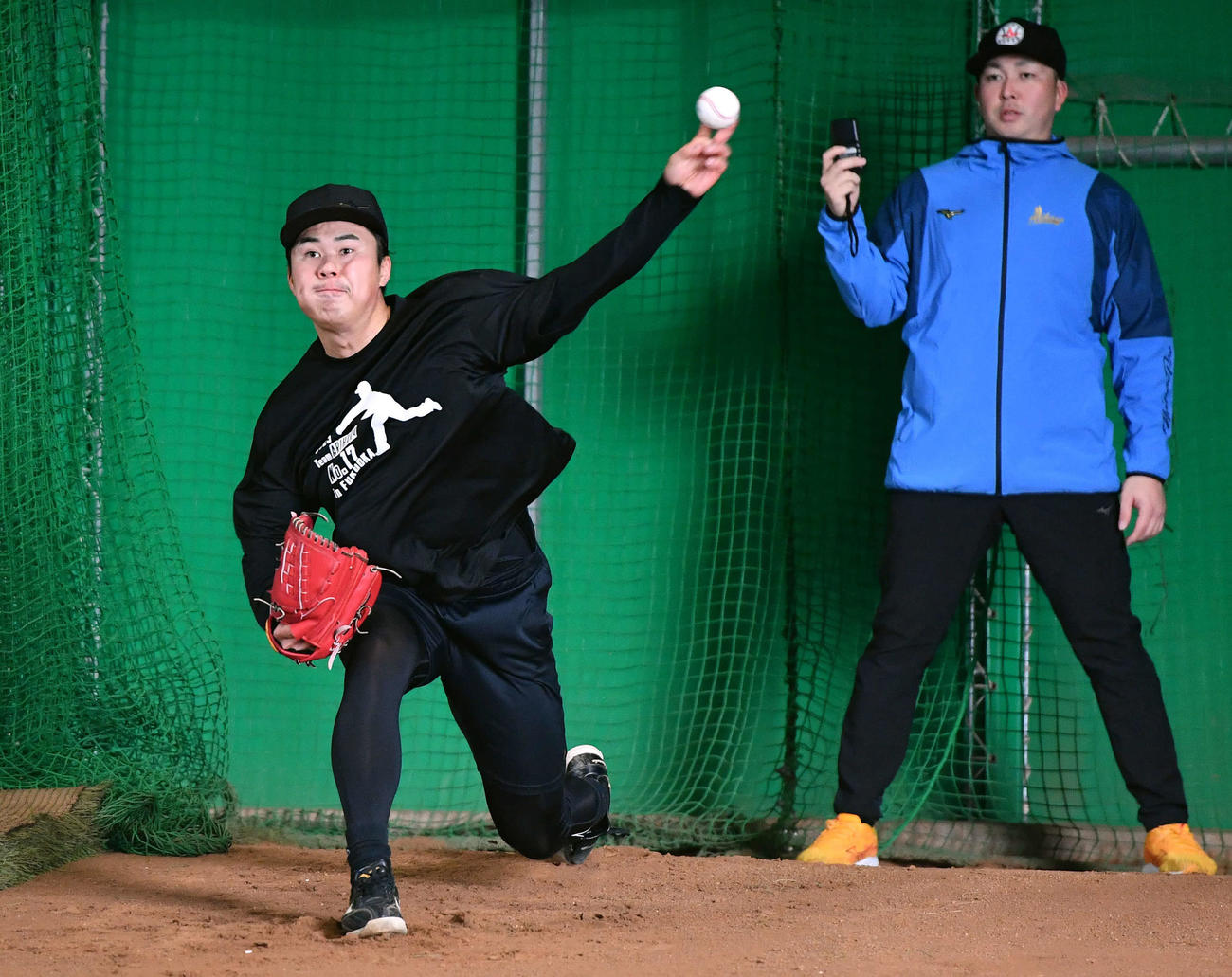 動画を撮影しながらブルペンで投げ込むソフトバンク松本晴（撮影・岩下翔太）
