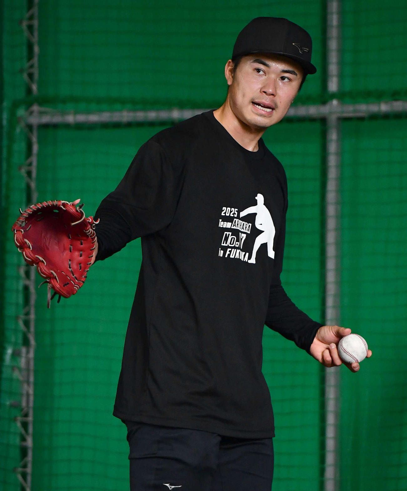ブルペンで球種を伝えるソフトバンク松本晴（撮影・岩下翔太）