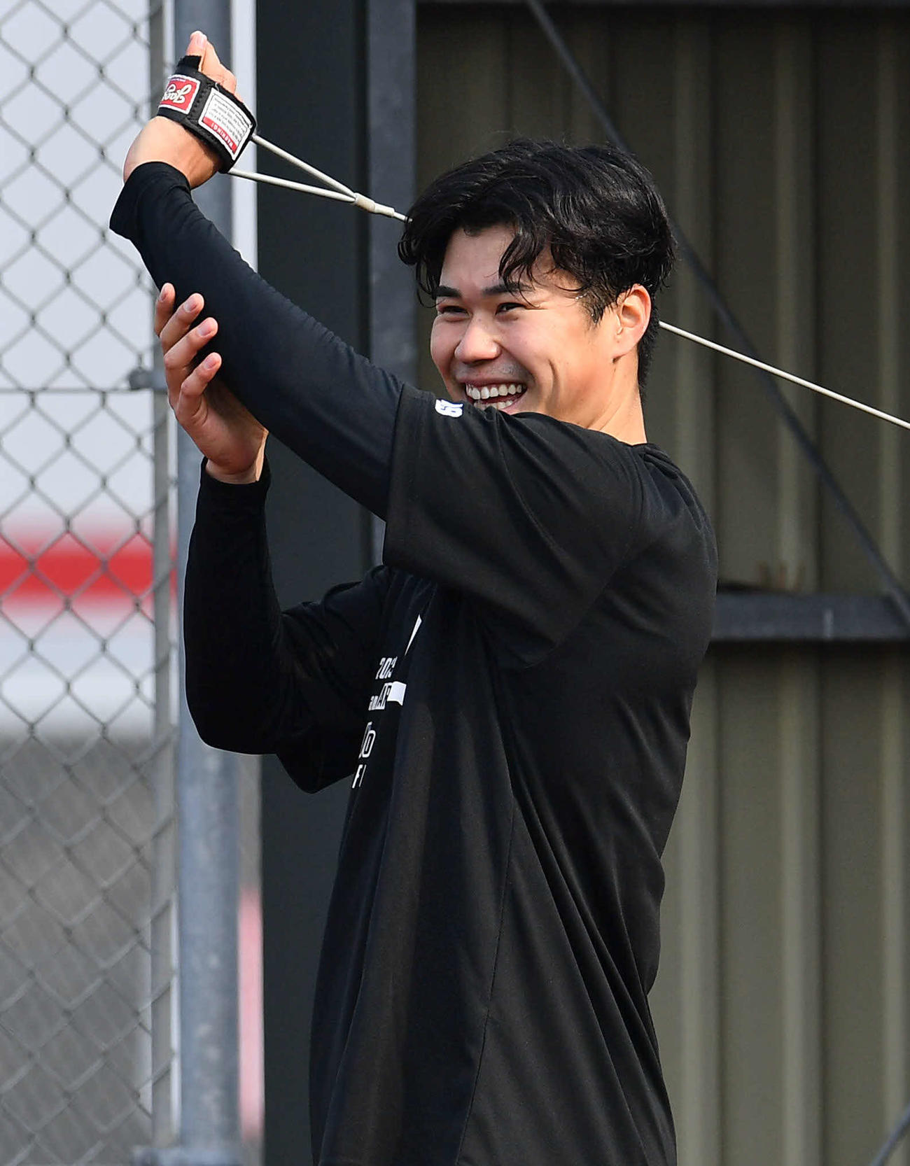 笑顔でチューブトレーニングを行うソフトバンク松本晴（撮影・岩下翔太）