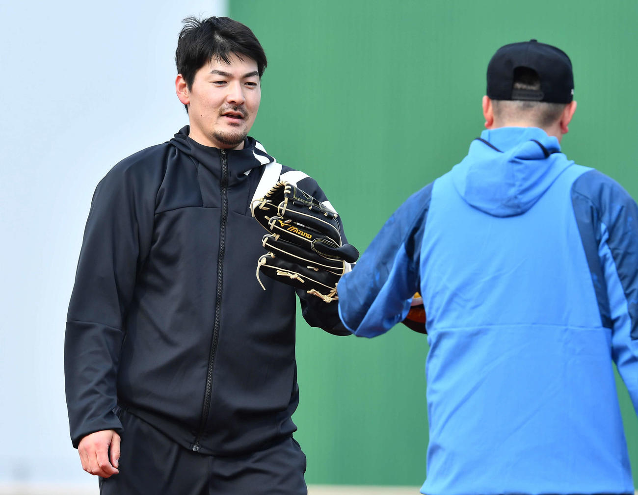 キャッチボールを終えてグラブタッチを交わすソフトバンク有原（撮影・岩下翔太）