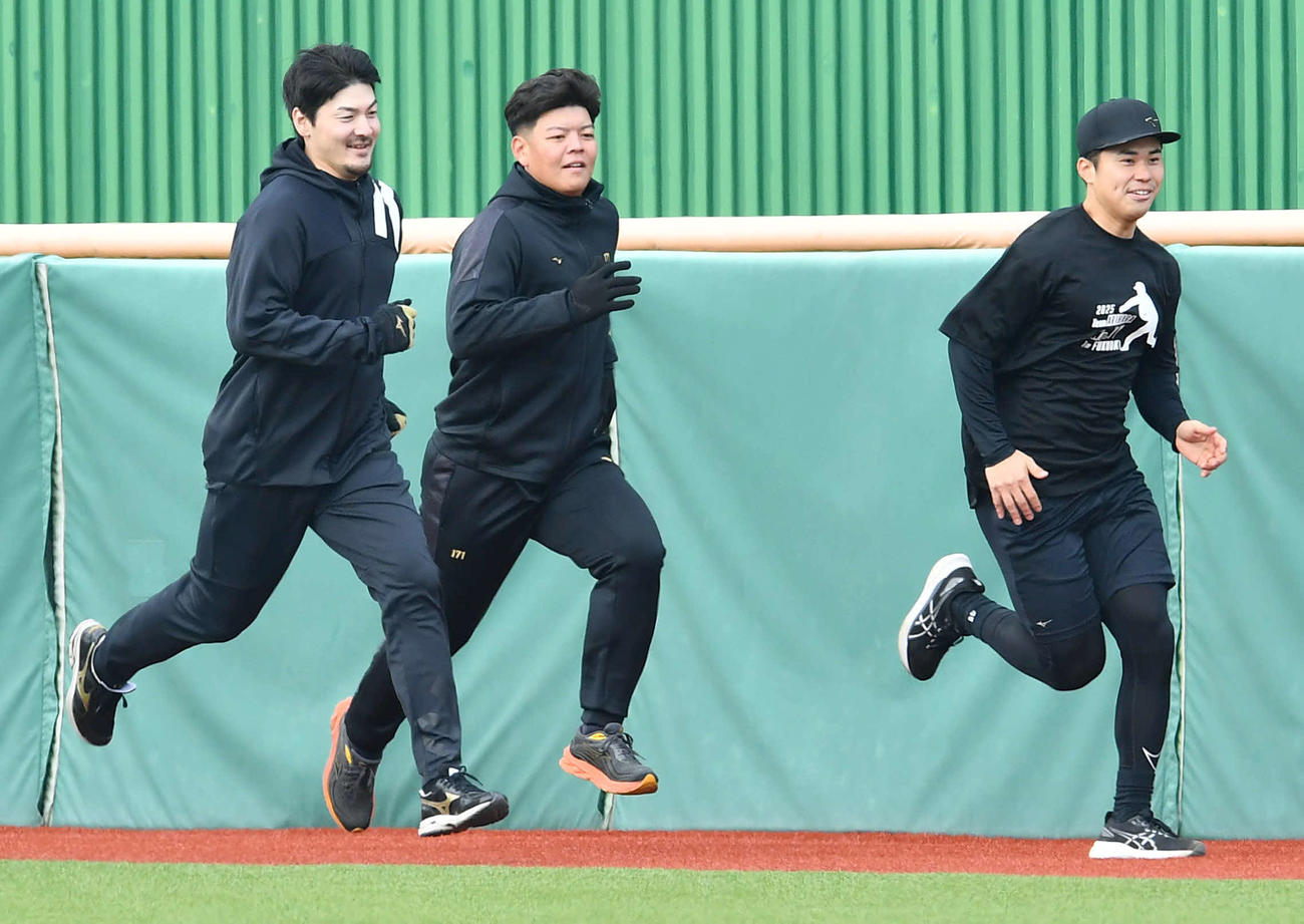 ランニングを行う、左からソフトバンク有原、盛島、松本晴（撮影・岩下翔太）
