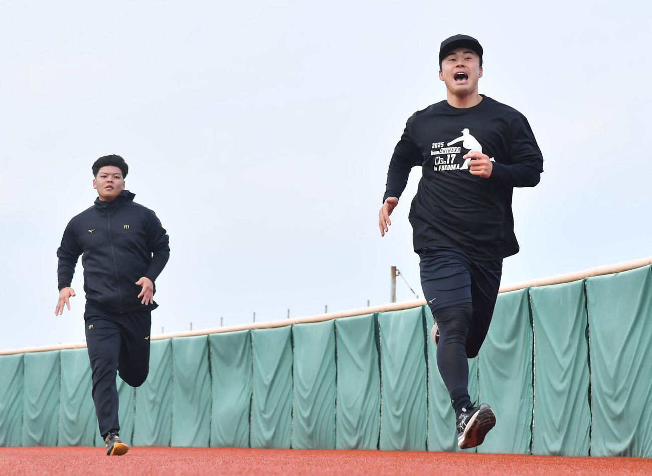 ランニングを行うソフトバンク松本晴（右）と盛島（撮影・岩下翔太）